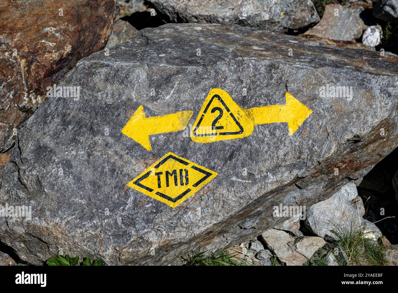 Der Wegmarkierer Tour du Mont Blanc auf einem Felsen gemalt. Stockfoto