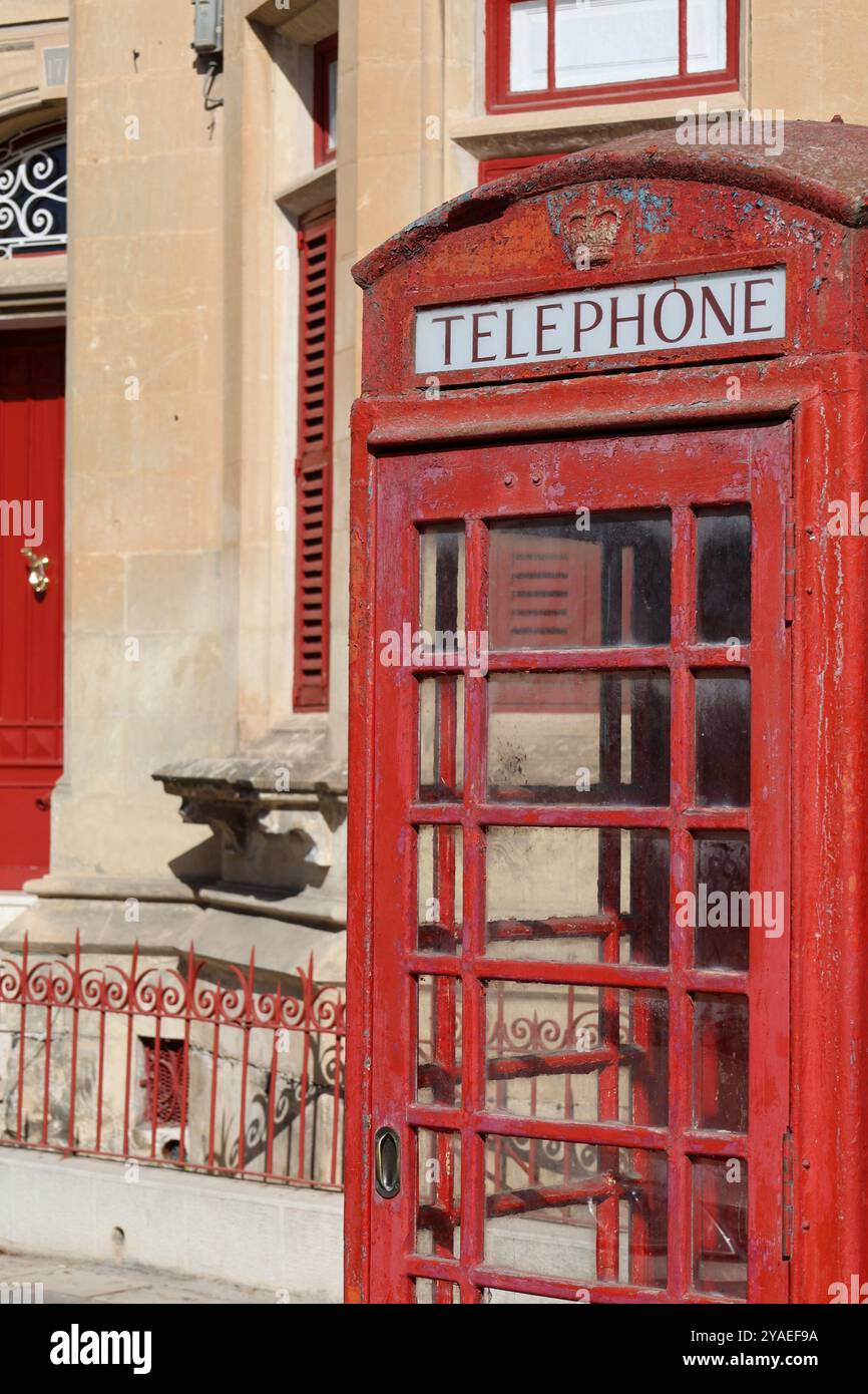 rote Telefonzelle. Telefonzelle. Telefonbox. Rote Telefonbox. Mdina. Malta. UK. rote Tür. Rote Tür. Kalkstein. Kalkstein. Design. Kunst Kunst. Stockfoto