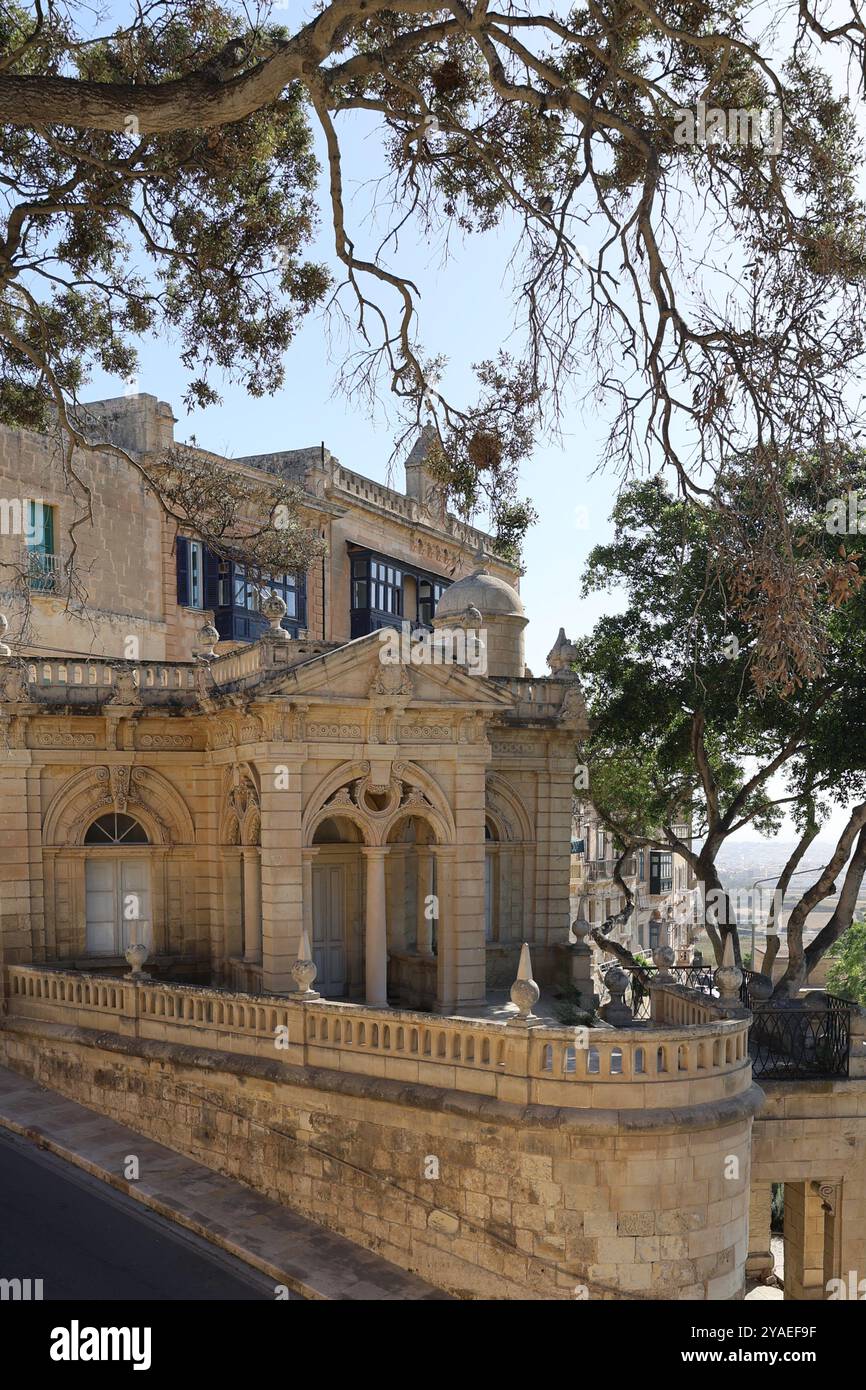 Casino Notabile. Mdina. Malta. Architektur. Architektur. Point de Vue. Clubhaus. Verziert. Kalkstein. Extravagantes Gebäude. Design. belle epoque. Stockfoto