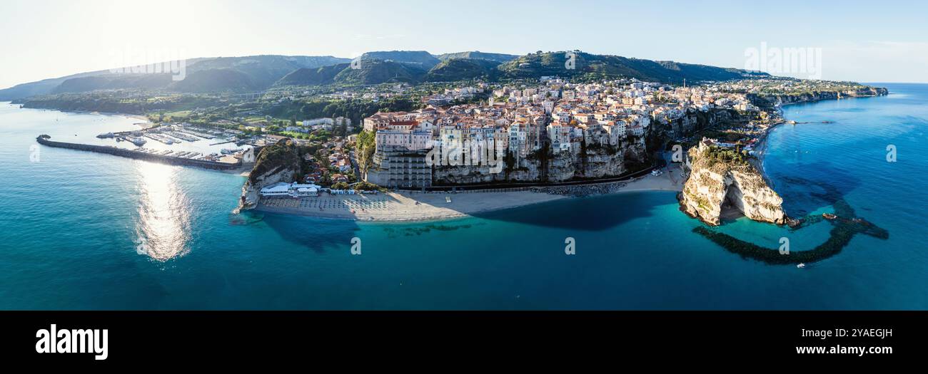 Panorama von Tropea von einer Drohne, Tyrrhenischen Meer, Kalabrien, Italien, Europa Stockfoto