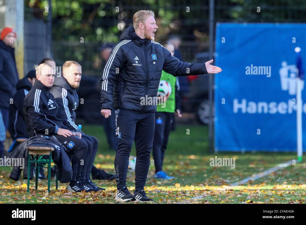 Hamburg, Deutschland. Oktober 2024. v.li.: Marwin Bolz (Trainer, Hamburger SV) gibt Anweisungen, gestikuliert, mit den Armen gestikulieren, gibt Anweisungen, ruft, schreit, brüllt, DIE DFB-RICHTLINIEN UNTERSAGEN JEGLICHE NUTZUNG VON FOTOS ALS SEQUENZBILDER UND/ODER VIDEOÄHNLICHE FOTOSTRECKEN. DFB-VORSCHRIFTEN VERBIETEN JEDE VERWENDUNG VON FOTOGRAFIEN ALS BILDSEQUENZEN UND/ODER QUASI-VIDEO., 13.10.2024, HAMBURG (DEUTSCHLAND), FUSSBALL, 2. Frauen-Bundesliga, Hamburger SV - Borussia Mönchengladbach Credit: dpa/Alamy Live News Stockfoto