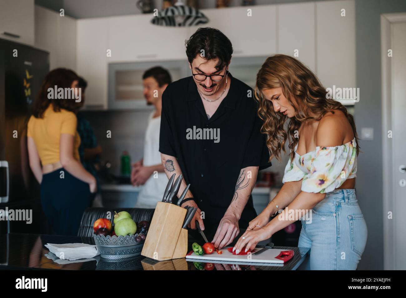 Freunde, die eine zwanglose Kochstunde in der Küche genießen Stockfoto
