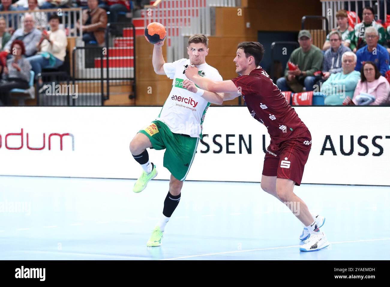 13.10.2024, xtgx, Handball, Daikin HBL, 1. VfL Potsdam - TSV Hannover Burgdorf v.l. Vincent Büchner Hannover, 74, Jannek Klein Potsdam, 17 Zweikampf, Duell, Kampf, Tackle Potsdam *** 13 10 2024, xtgx, Handball, Daikin HBL, 1 VfL Potsdam TSV Hannover Burgdorf V l Vincent Büchner Hannover, 74 , Jannek Klein Potsdam, 17 Duell, Duell, Kämpfe, bekämpfe Potsdam Stockfoto