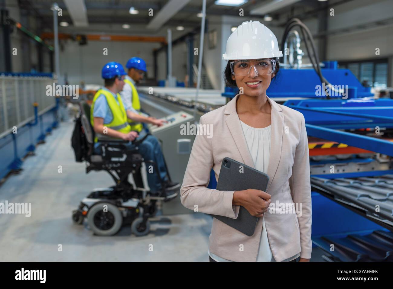 Vielfalt am Arbeitsplatz. Weibliche Managerin mit behinderter Mitarbeiterin und einem afroamerikaner. Stockfoto