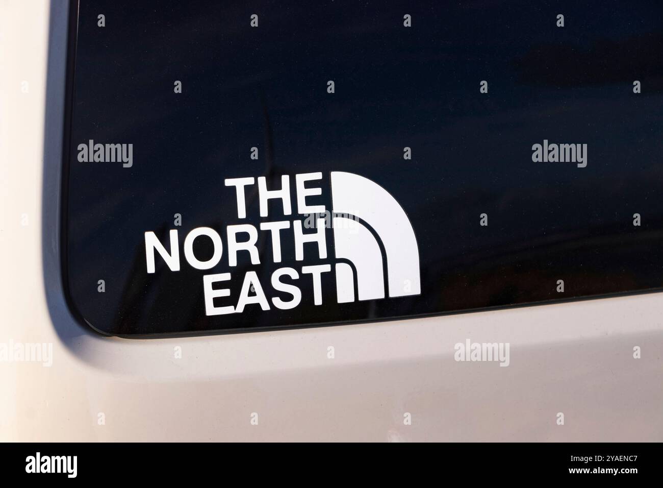 Aufkleber auf dem volkswagen Wohnmobil für den Nordosten, Parodie auf dem North Face Logo Stockfoto