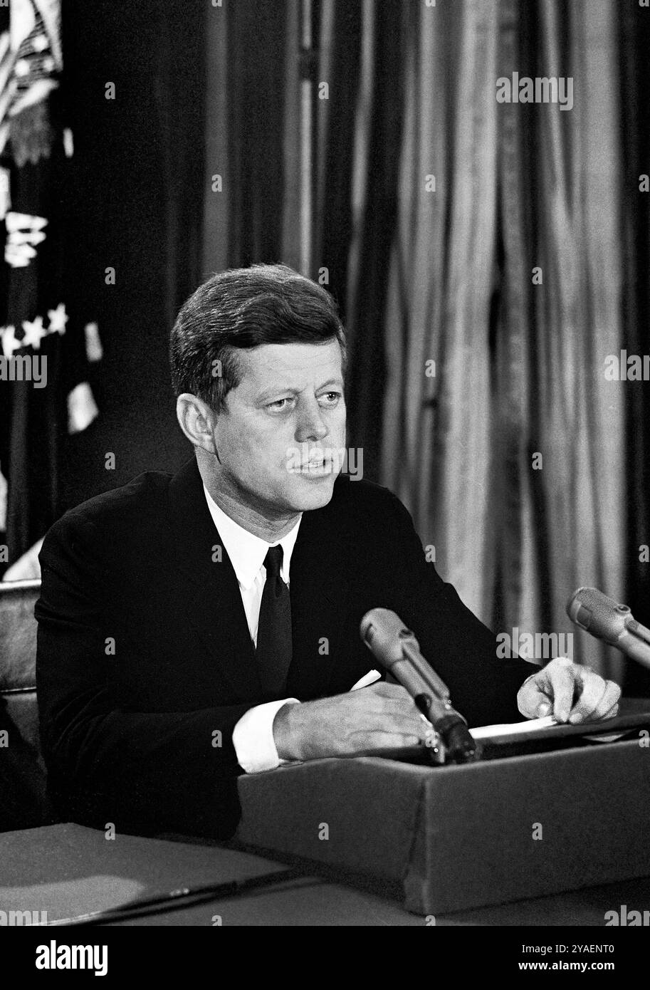 US-Präsident John F. Kennedy hielt Radio- und Fernsehansprache an die Nation bezüglich der militärischen Präsenz der Sowjetunion in Kuba, Oval Office, Weißes Haus, Washington, D.C. USA, Robert Knudsen, Fotografien des Weißen Hauses, 22. Oktober 1962 Stockfoto