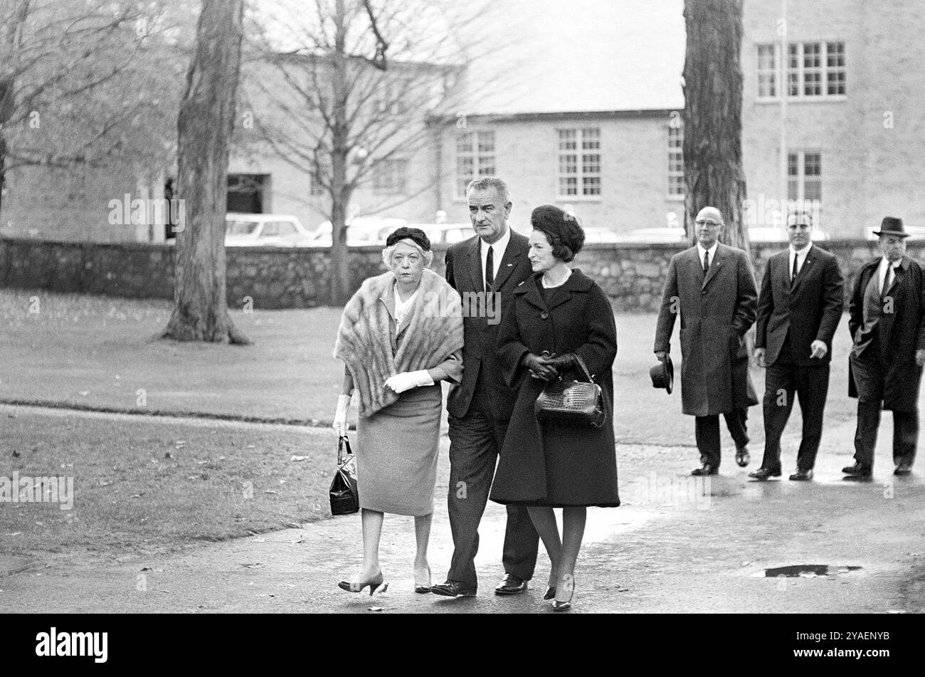 US-Vizepräsident Lyndon Johnson und seine Frau Claudia „Lady Bird“ Johnson (rechts), bei der Beerdigung der ehemaligen US-First Lady Eleanor Roosevelt, Hyde Park, New York, USA, Abbie Rowe, Fotos Des Weißen Hauses, 10. November 1962 Stockfoto