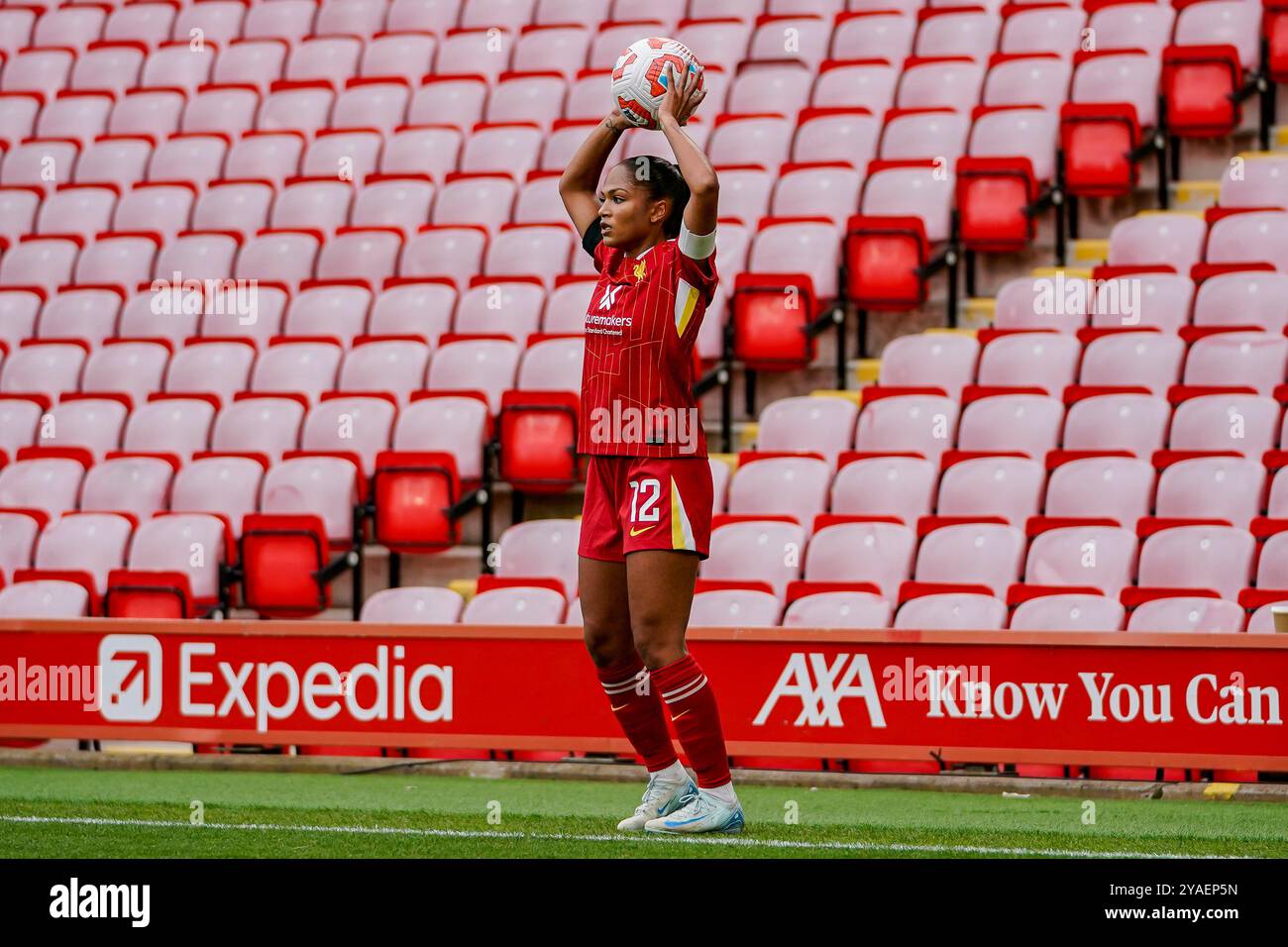 Liverpool, Großbritannien. Sonntag, 13. Oktober 2024, Barclays Women’s Super League: Liverpool FC Women vs Manchester City Women in Anfield. Taylor Hinds nimmt den Wurf an. James Giblin/Alamy Live News. Stockfoto