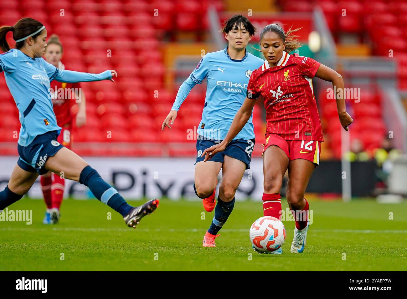 Liverpool, Großbritannien. Sonntag, 13. Oktober 2024, Barclays Women’s Super League: Liverpool FC Women vs Manchester City Women in Anfield. Risa Shimizu kommt rein, um Taylor Hinds anzugreifen. James Giblin/Alamy Live News. Stockfoto