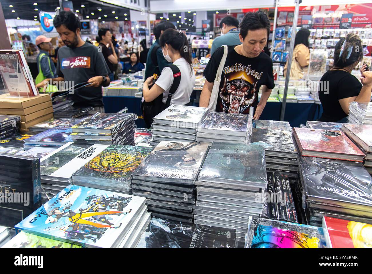 Besucher schauen sich Bücher an, die während der Book Expo Thailand 2024 im Queen Sirikit National Convention Center ausgestellt wurden. Die Book Expo Thailand 2024 findet zwischen Oktober 10,2024 und Oktober 20,2024 im Queen Sirikit National Convention Center in Bangkok statt. Mehr als zwei Millionen Bücher aus 286 Verlagen präsentieren ihre erstklassigen lokalen und internationalen Bücher sowie zahlreiche Aktivitäten, um neue Leser anzulocken. Stockfoto