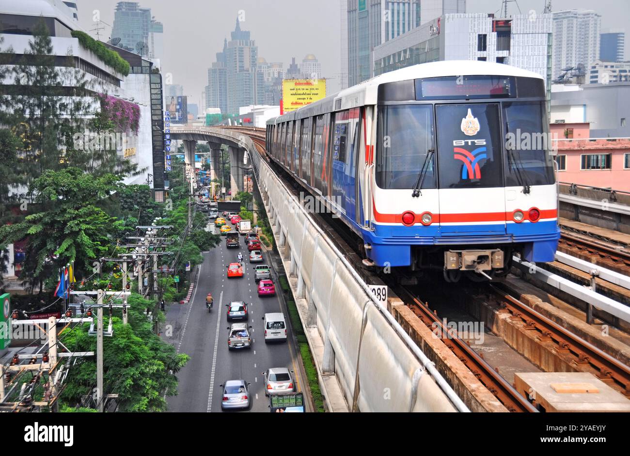 Bangkok, Thailand - 01. Dezember 2012: Der BTS Skytrain (auch bekannt als Bankok Mass Transit System) feiert dreizehn Jahre in Betrieb. IT-carr Stockfoto