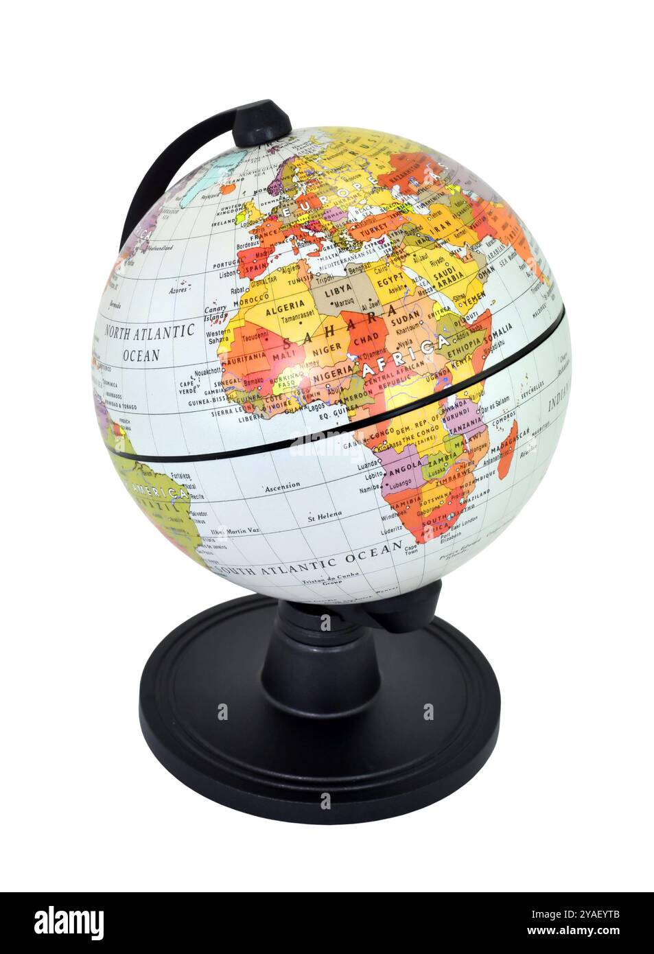 Isolierte Weltkugel mit schwarzem Ständer auf weißem Hintergrund. Schwerpunkt auf Europa und Nordafrika. Stockfoto
