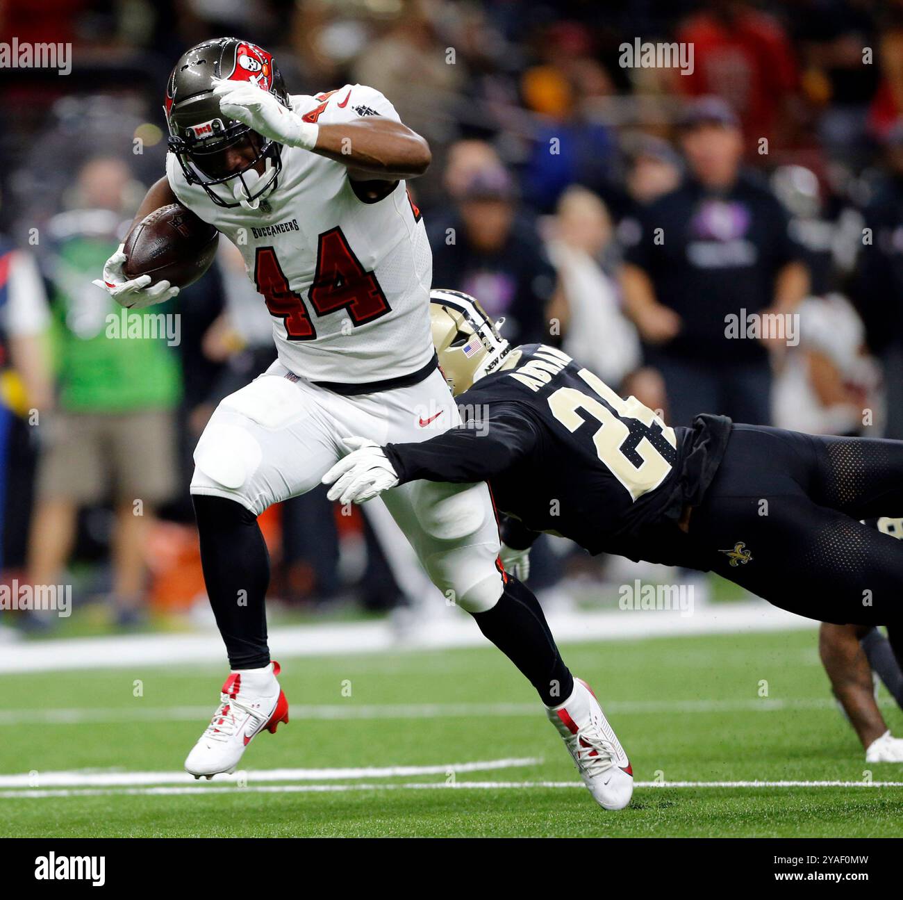 New Orleans, Usa. Oktober 2024. Tampa Bay Buccaneers Running Back Sean Tucker (44) flüchtet aus der Sicherheit der New Orleans Saints Johnathan Abram (24) auf dem Weg in die Endzone des Caesars Superdome in New Orleans am Sonntag, den 13. Oktober 2024. Foto: AJ Sisco/UPI. Quelle: UPI/Alamy Live News Stockfoto