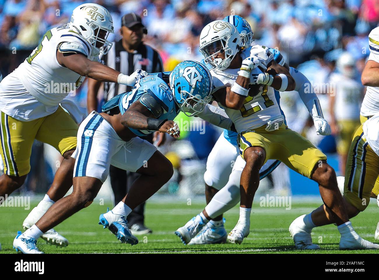 12. Oktober 2024: Georgia Tech Sophomore Chad Alexander (27) wird von North Carolina Senior Power Echols (23) getroffen. NCAA-Fußballspiel zwischen der Georgia Tech University und der University of North Carolina im Kenan Memorial Stadium in Chapel Hill, North Carolina. David Beach/CSM Stockfoto