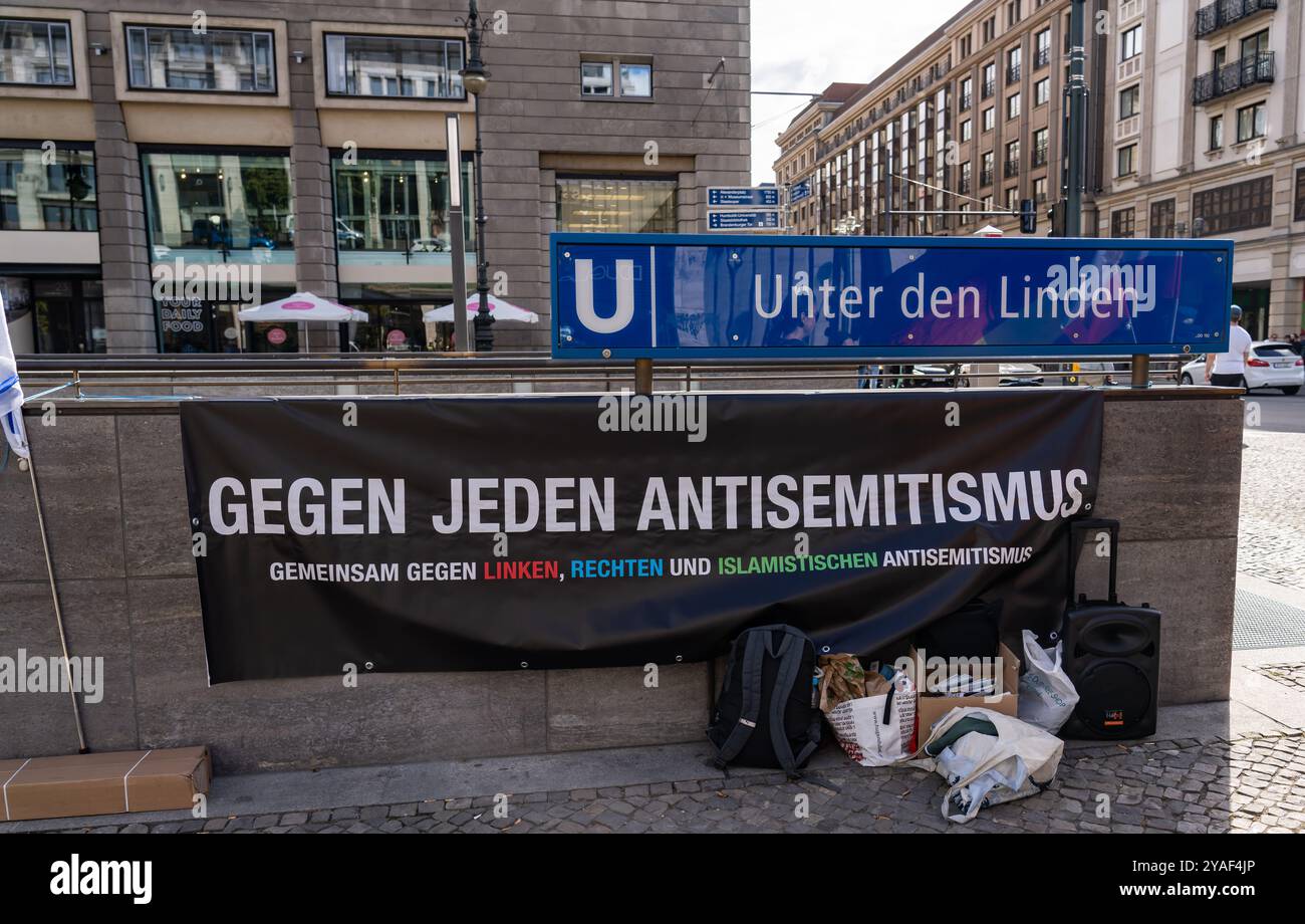 Plakate gegen den Aufstieg des Antisemitismus in Ost-Berlin Stockfoto