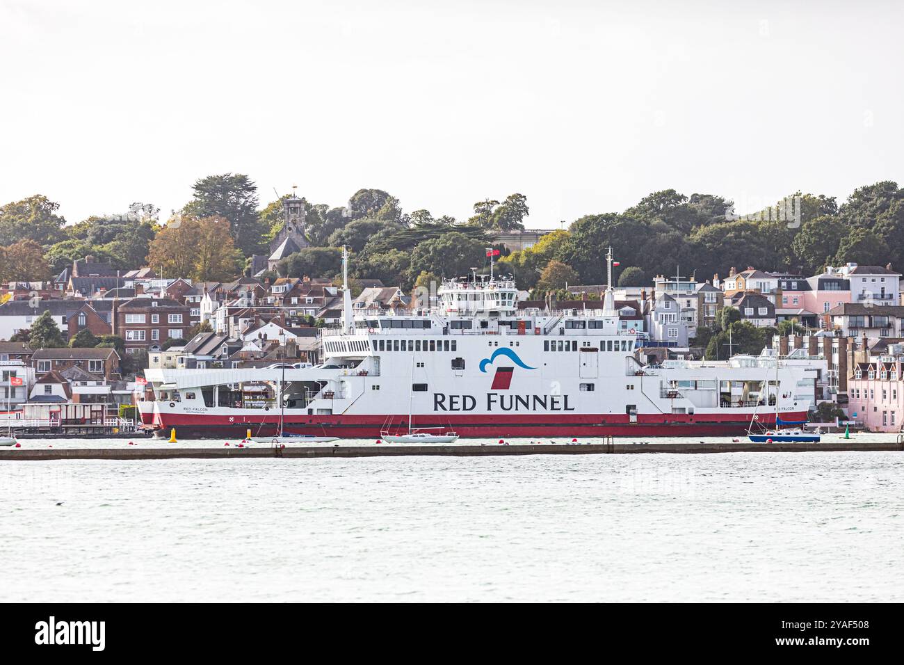 Die Red Funnel Fähre „Red Falcon“ fährt vom Fährhafen Cowes auf der Isle of Wight in Richtung Southampton ab Stockfoto