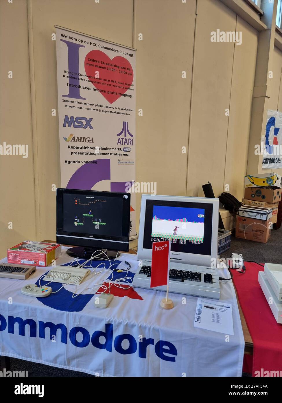 Alte, historische Commodore-Computer mit Monitoren auf Dsplay auf einem roten Tisch im HCC Kennisdag in der Expo Houten, Niederlande Stockfoto