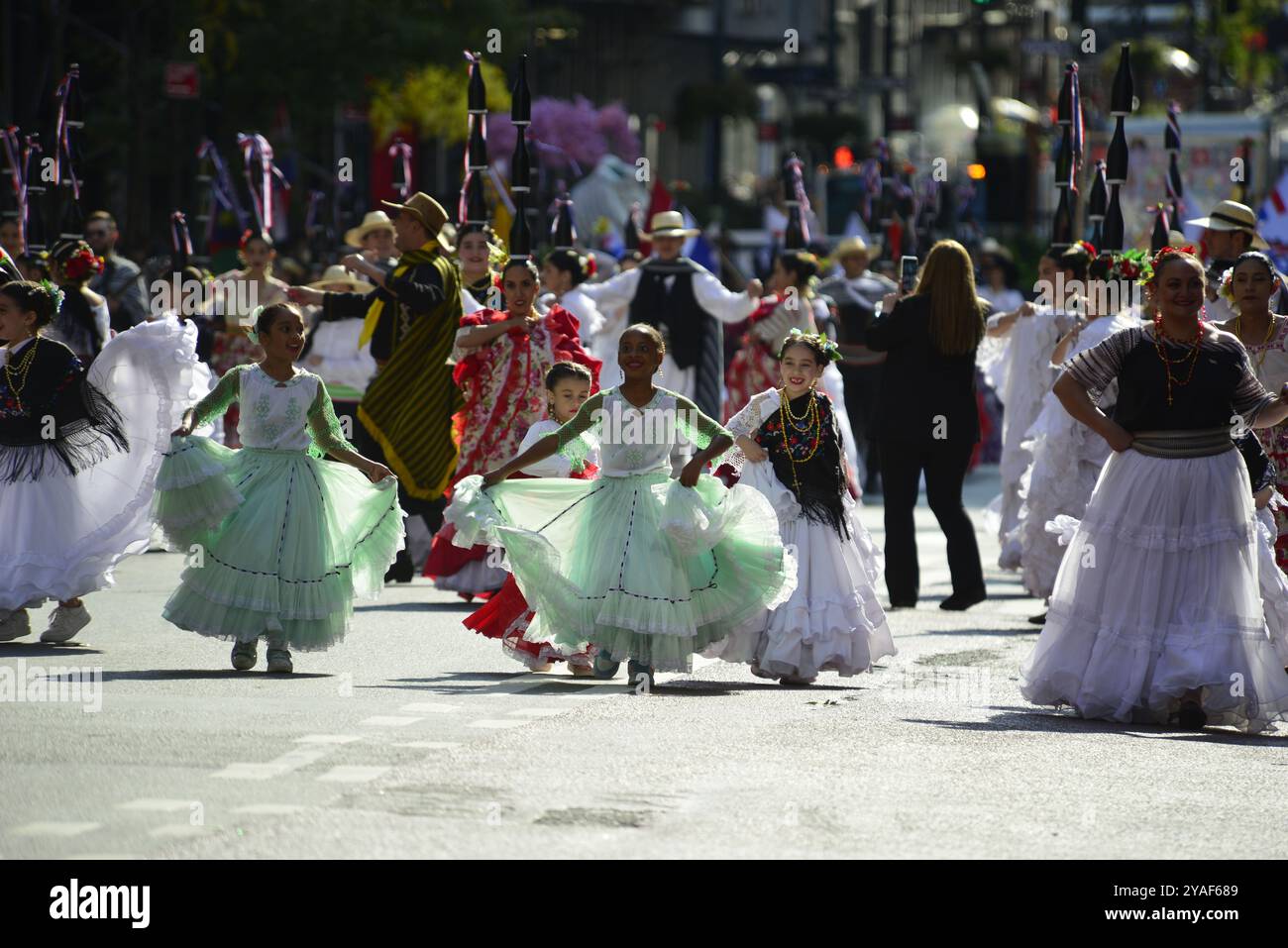 New York, Usa. Oktober 2024. Eine allgemeine Ansicht der 60. Ausgabe der Hispanic Heritage Parade findet am 13. Oktober 2024 auf der Fifth Avenue in Manhattan, New York, USA statt. Der Hispanic Heritage Month in New York erinnert an die Geschichte, Kulturen und Beiträge von US-Bürgern, deren Vorfahren aus Spanien, Mexiko, Guatemala, der Karibik, Zentral- und Mitteleuropa stammen. und Südamerika. 21 Länder Amerikas nehmen an der Parade Teil. (Foto: Deccio Serrano/NurPhoto) Credit: NurPhoto SRL/Alamy Live News Stockfoto