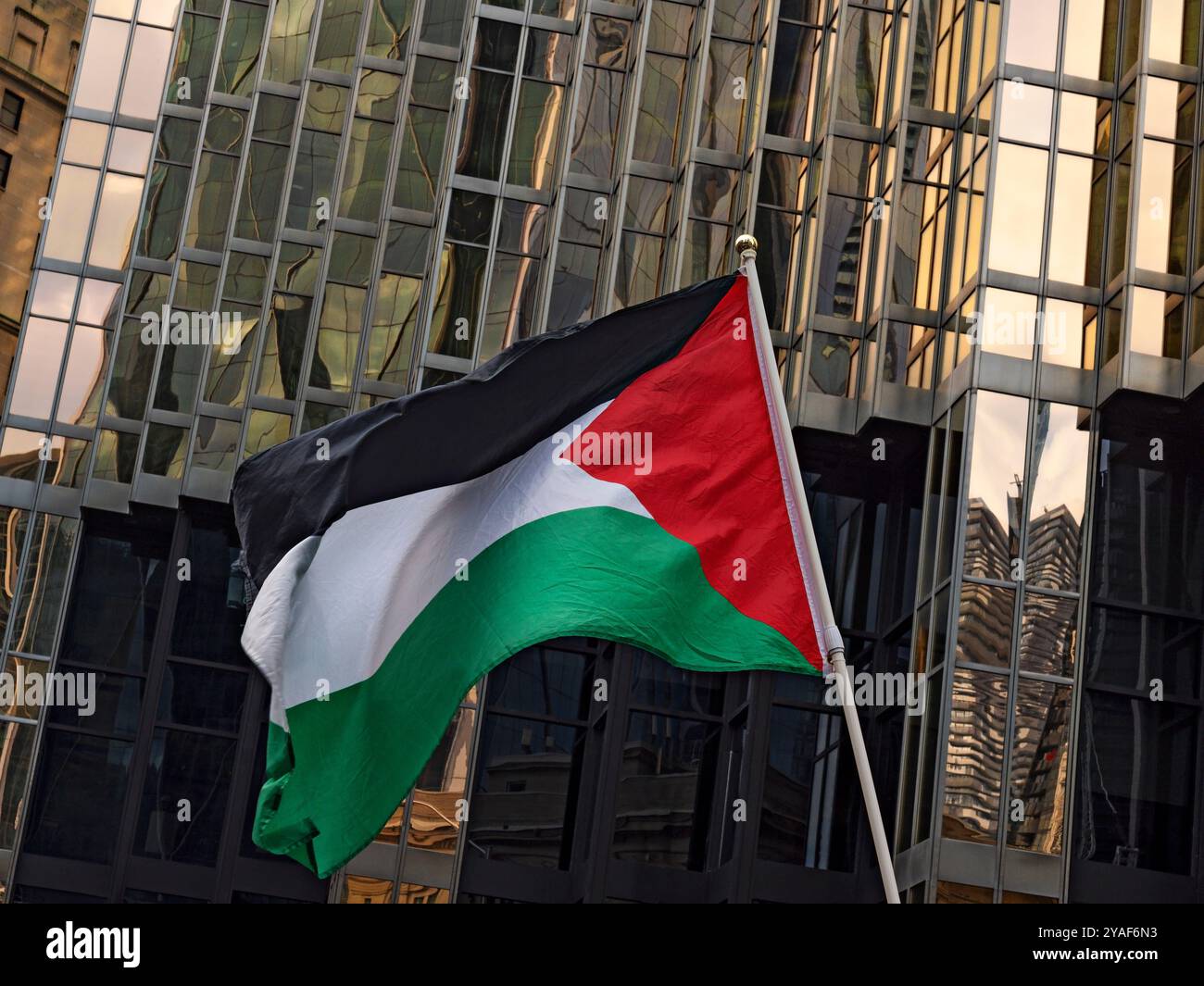 Toronto Kanada / 20.09.2024. Demonstranten und Unterstützer gegen den Krieg in Gaza ziehen durch die Innenstadt von Toronto. Stockfoto