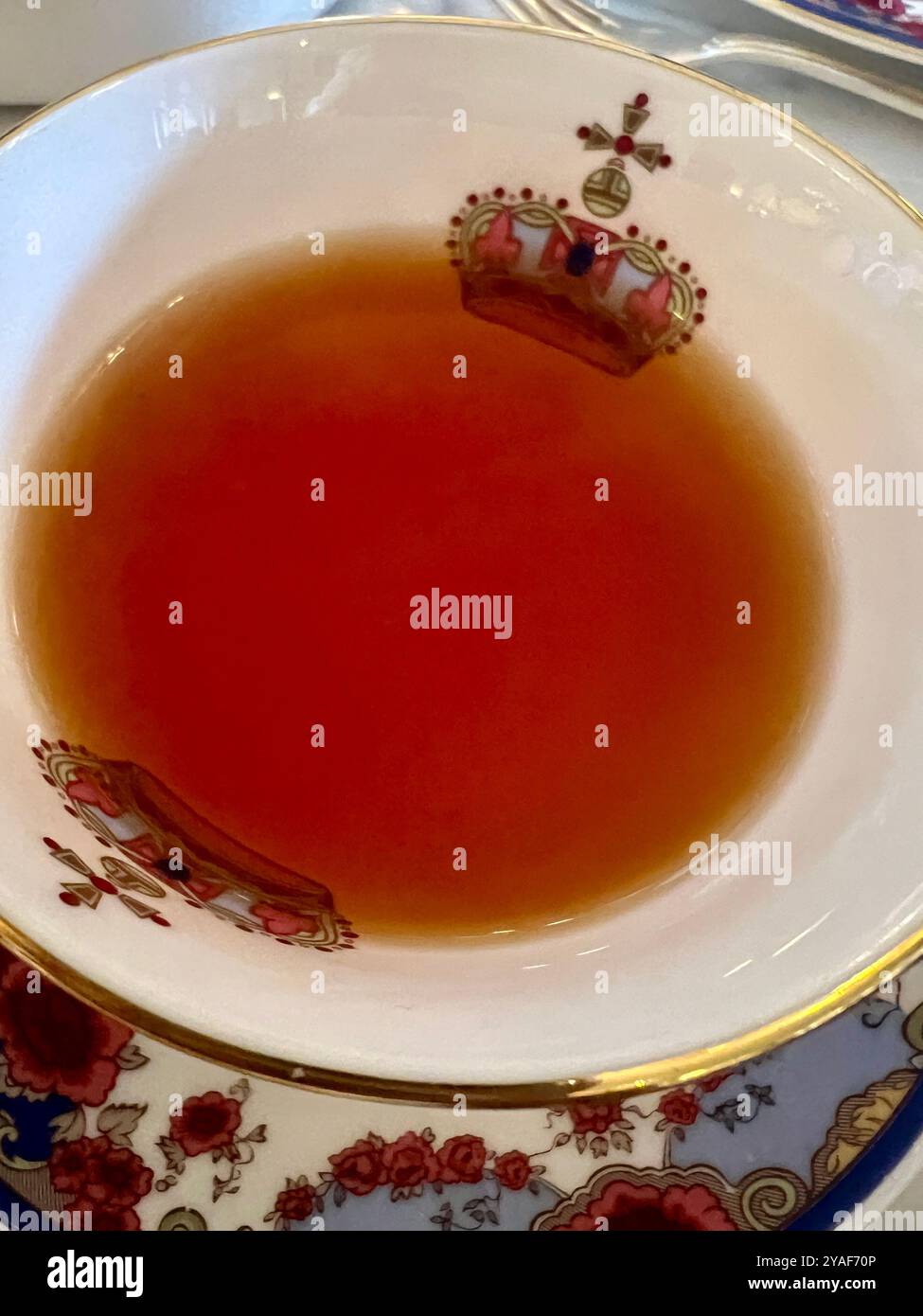 Eine Tasse Tee, serviert in elegantem china, geschmückt mit königlichen Wappen während des High Tea im Empress Hotel Stockfoto
