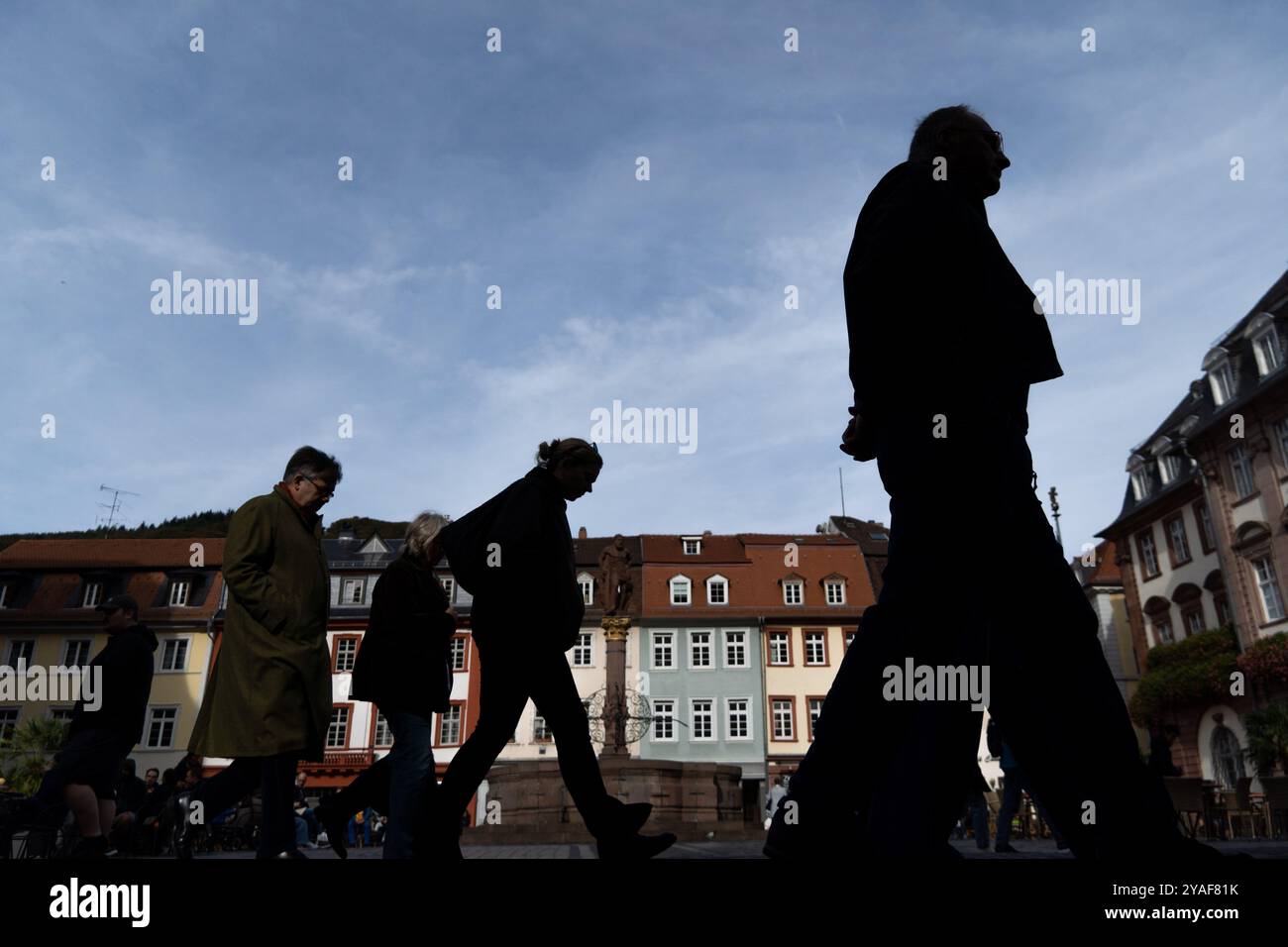 Heidelberg, Baden, Deutschland. Oktober 2024. Die Menschen laufen durch die Altstadt von Heidelberg. (Kreditbild: © Matias Basualdo/ZUMA Press Wire) NUR REDAKTIONELLE VERWENDUNG! Nicht für kommerzielle ZWECKE! Stockfoto