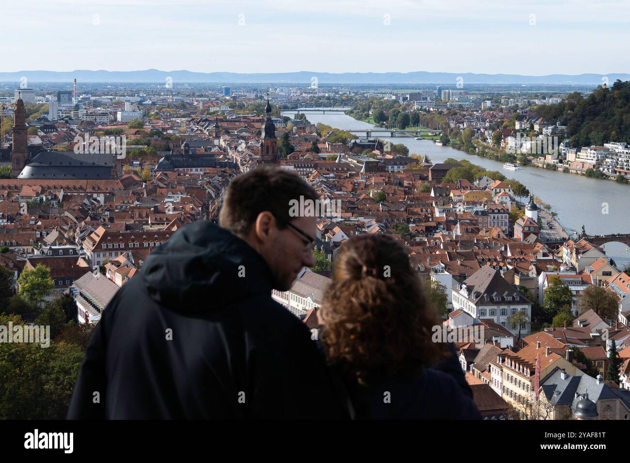 Heidelberg, Baden, Deutschland. Oktober 2024. Ein Paar blickt vom Heidelberger Schloss aus über die Stadt. (Kreditbild: © Matias Basualdo/ZUMA Press Wire) NUR REDAKTIONELLE VERWENDUNG! Nicht für kommerzielle ZWECKE! Stockfoto