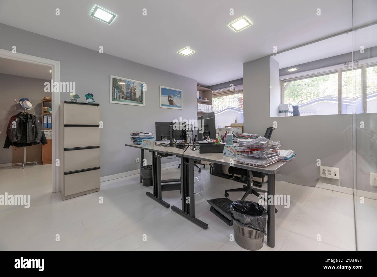 Die Wahl der richtigen Möbel ist entscheidend für Ergonomie, Organisation und Effizienz am Arbeitsplatz Stockfoto
