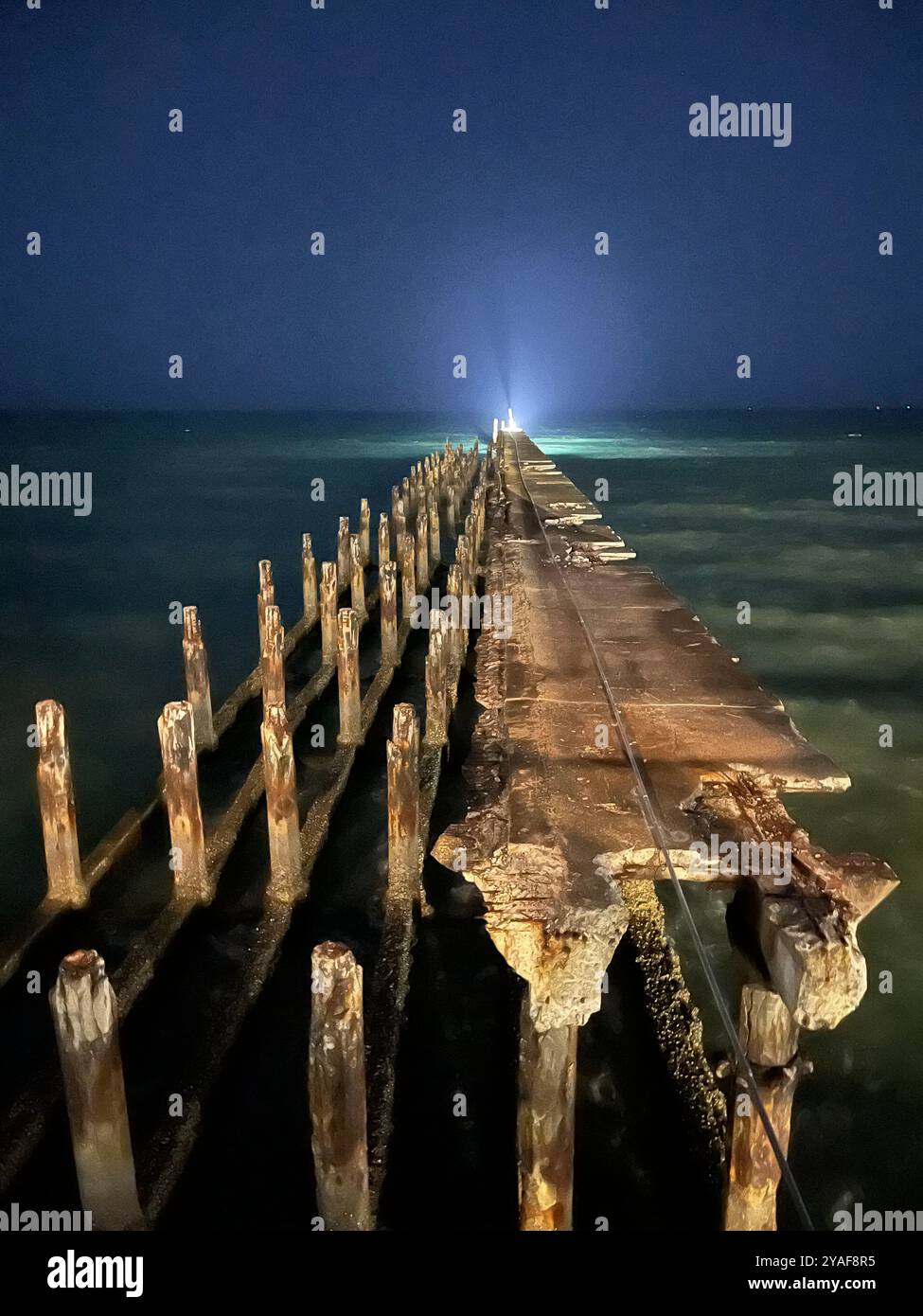 Verlassener Pier am Strand von Iracema, Ceara, Brasilien. Stockfoto