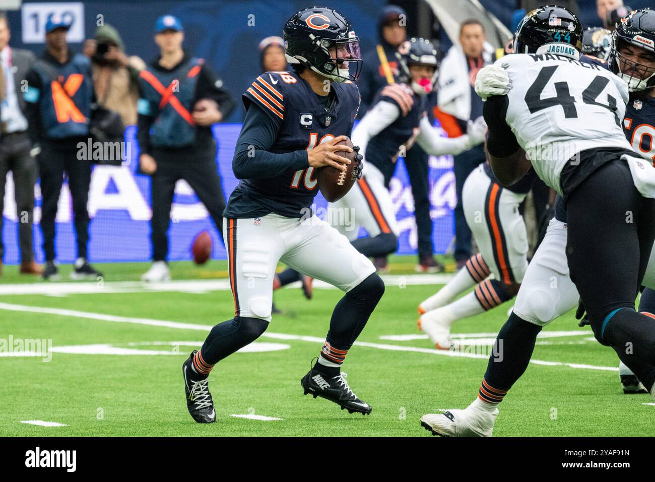 London, Großbritannien. 13. Oktober 2024. Chicago Bears Quarterback Caleb Williams (18) wirft einen Pass gegen die Chicago Bears während eines NFL-Fußballspiels im Tottenham Hotspur Stadium. Endpunktzahl Jaguars 16 trägt 35. Quelle: Stephen Chung / Alamy Live News Stockfoto