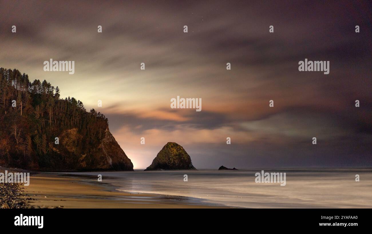 Cannon Beach, oregon bei Nacht Stockfoto