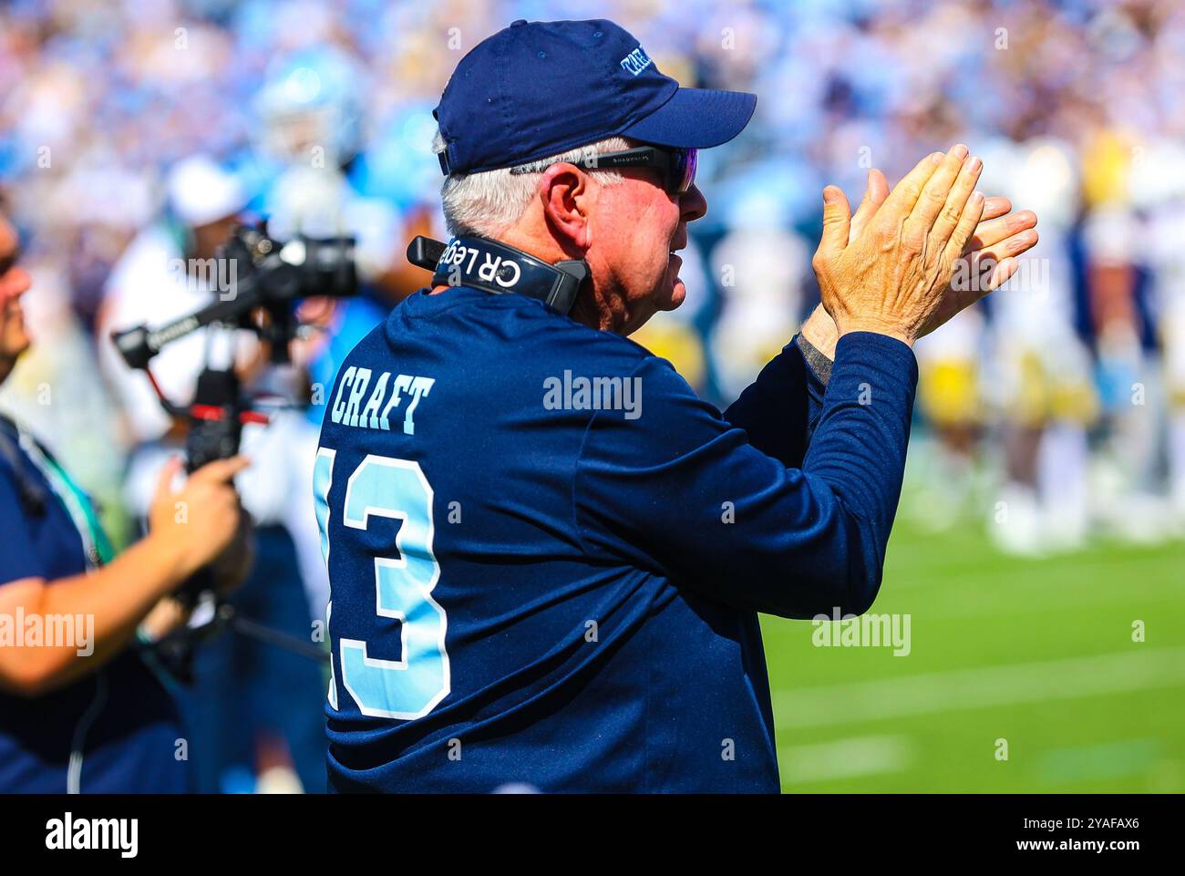 12. Oktober 2024: Der North Carolina Wide Receiver, bei dem am 14. März 2022 ein großzelliges neuroendokrines Karzinom im Stadium 4 diagnostiziert wurde, eine seltene Form von Lungenkrebs, verlor seinen Kampf, während seine Teamkollegen im Kenan Stadium Georgia Tech spielten. Mack Brown applaudiert Familie. NCAA-Fußballspiel zwischen der Georgia Tech University und der University of North Carolina im Kenan Memorial Stadium in Chapel Hill, North Carolina. David Beach/CSM Stockfoto