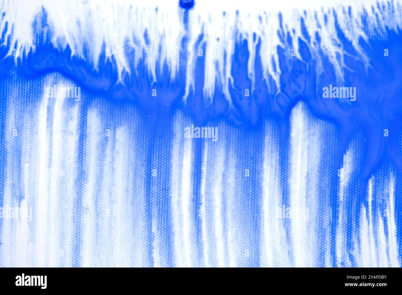 Blaue Aquarellfarbe auf weißem Papier Stockfoto
