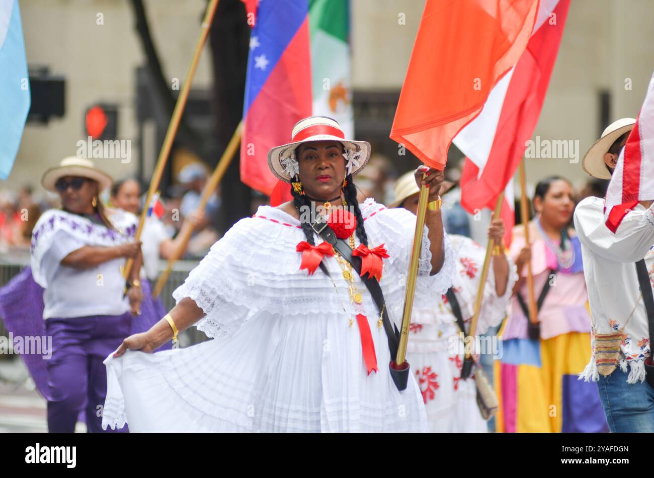 New York, New York, USA. Oktober 2024. Eine Partie tanzt bei der Hispanic Day Parade entlang der Sixth Avenue in New York City. (Kreditbild: © Ryan Rahman/Pacific Press via ZUMA Press Wire) NUR REDAKTIONELLE VERWENDUNG! Nicht für kommerzielle ZWECKE! Quelle: ZUMA Press, Inc./Alamy Live News Stockfoto