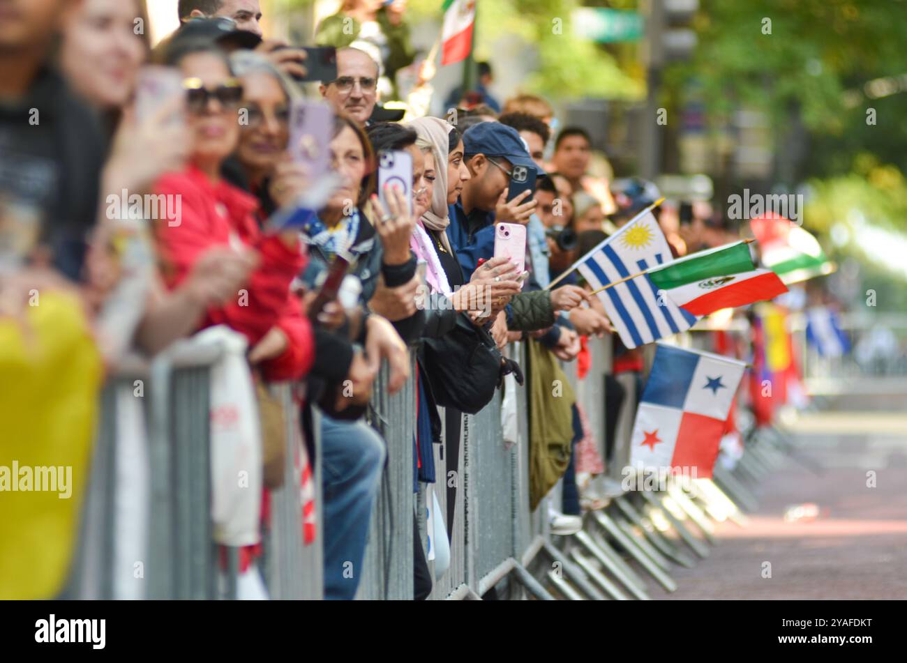 New York, New York, USA. Oktober 2024. Speaker mit verschiedenen Flaggen bei der Hispanic Day Parade entlang der Sixth Avenue in New York City. (Kreditbild: © Ryan Rahman/Pacific Press via ZUMA Press Wire) NUR REDAKTIONELLE VERWENDUNG! Nicht für kommerzielle ZWECKE! Quelle: ZUMA Press, Inc./Alamy Live News Stockfoto