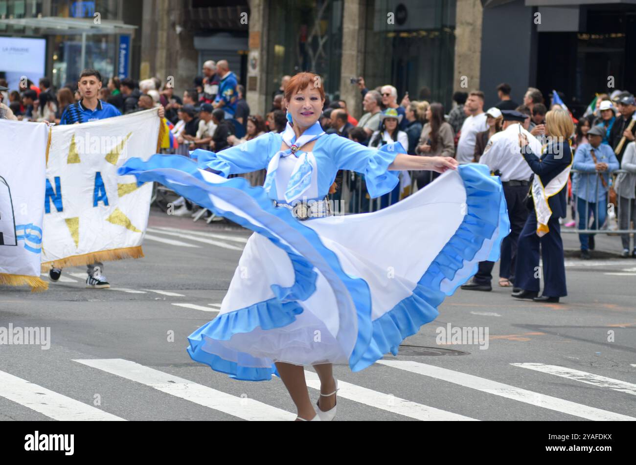 New York, New York, USA. Oktober 2024. Eine Partei tanzt sich durch die Hispanic Day Parade entlang der Sixth Avenue in New York City. (Kreditbild: © Ryan Rahman/Pacific Press via ZUMA Press Wire) NUR REDAKTIONELLE VERWENDUNG! Nicht für kommerzielle ZWECKE! Quelle: ZUMA Press, Inc./Alamy Live News Stockfoto