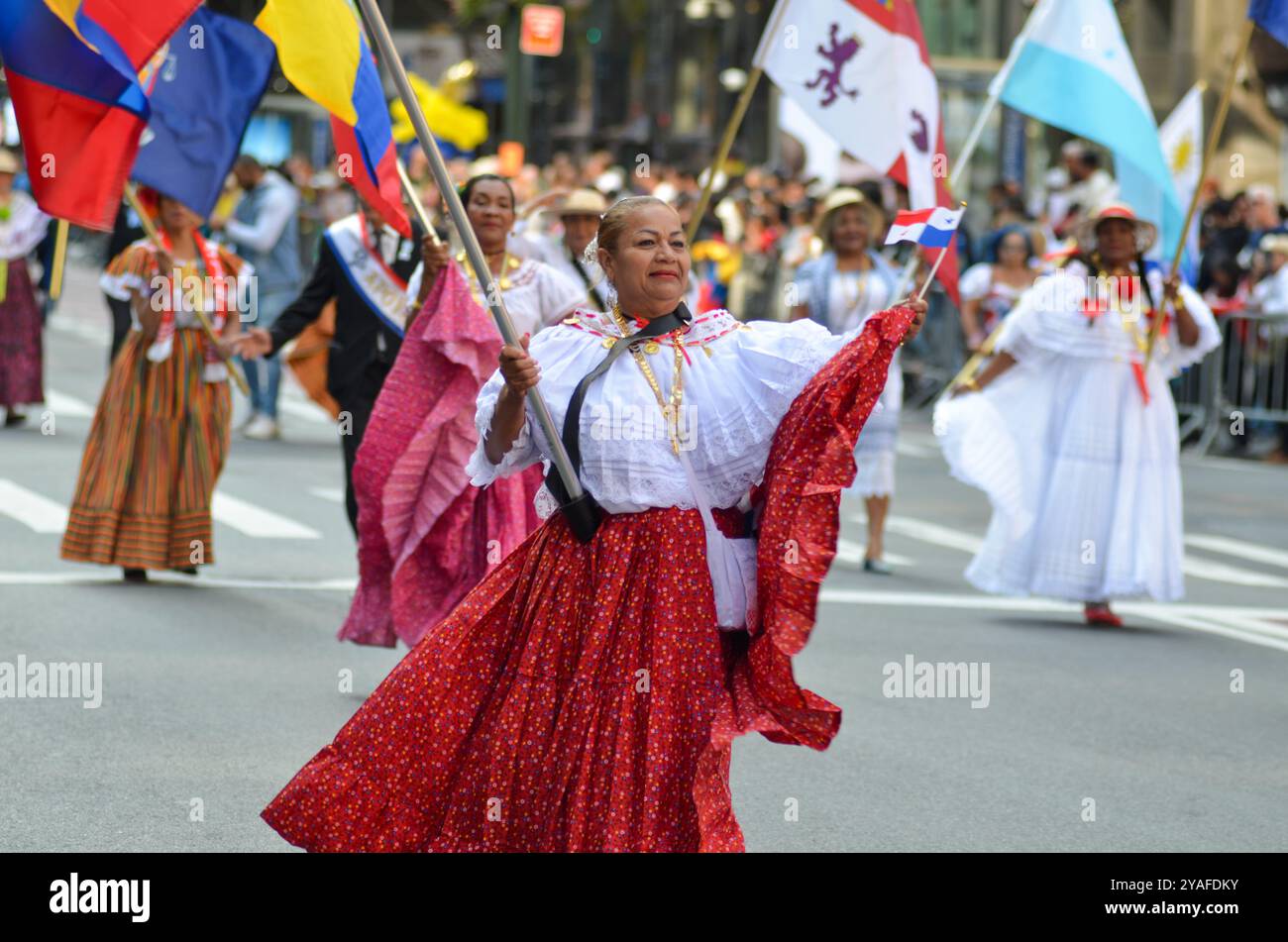 New York, New York, USA. Oktober 2024. Eine Partie tanzt bei der Hispanic Day Parade entlang der Sixth Avenue in New York City. (Kreditbild: © Ryan Rahman/Pacific Press via ZUMA Press Wire) NUR REDAKTIONELLE VERWENDUNG! Nicht für kommerzielle ZWECKE! Quelle: ZUMA Press, Inc./Alamy Live News Stockfoto