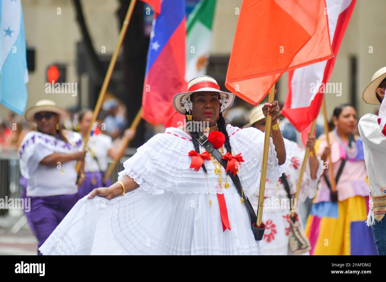 New York, New York, USA. Oktober 2024. Eine Partie tanzt bei der Hispanic Day Parade entlang der Sixth Avenue in New York City. (Kreditbild: © Ryan Rahman/Pacific Press via ZUMA Press Wire) NUR REDAKTIONELLE VERWENDUNG! Nicht für kommerzielle ZWECKE! Quelle: ZUMA Press, Inc./Alamy Live News Stockfoto