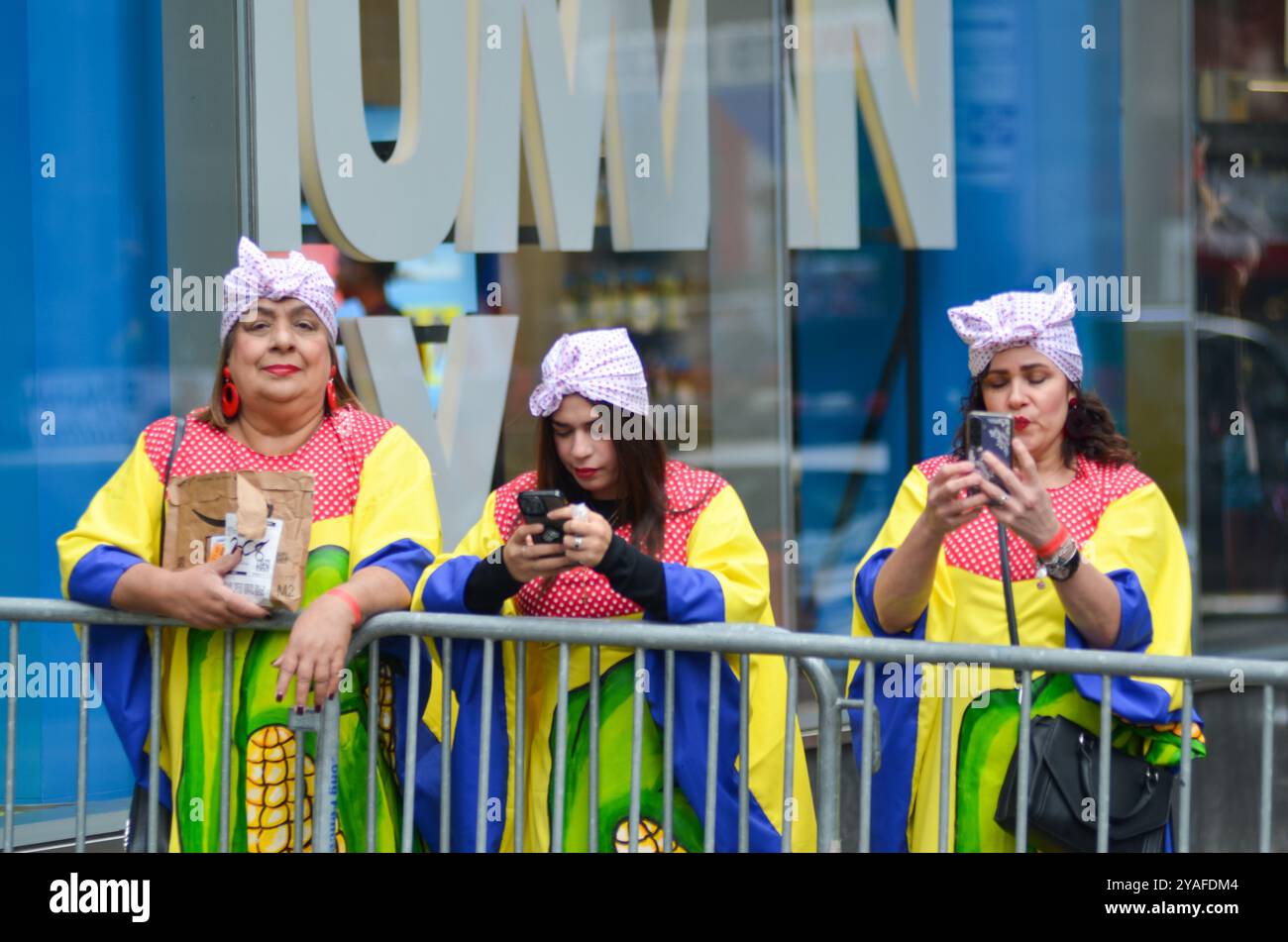 New York, New York, USA. Oktober 2024. Die Hispanic Community feiert die Hispanic Day Parade entlang der Sixth Avenue in New York City. (Kreditbild: © Ryan Rahman/Pacific Press via ZUMA Press Wire) NUR REDAKTIONELLE VERWENDUNG! Nicht für kommerzielle ZWECKE! Quelle: ZUMA Press, Inc./Alamy Live News Stockfoto