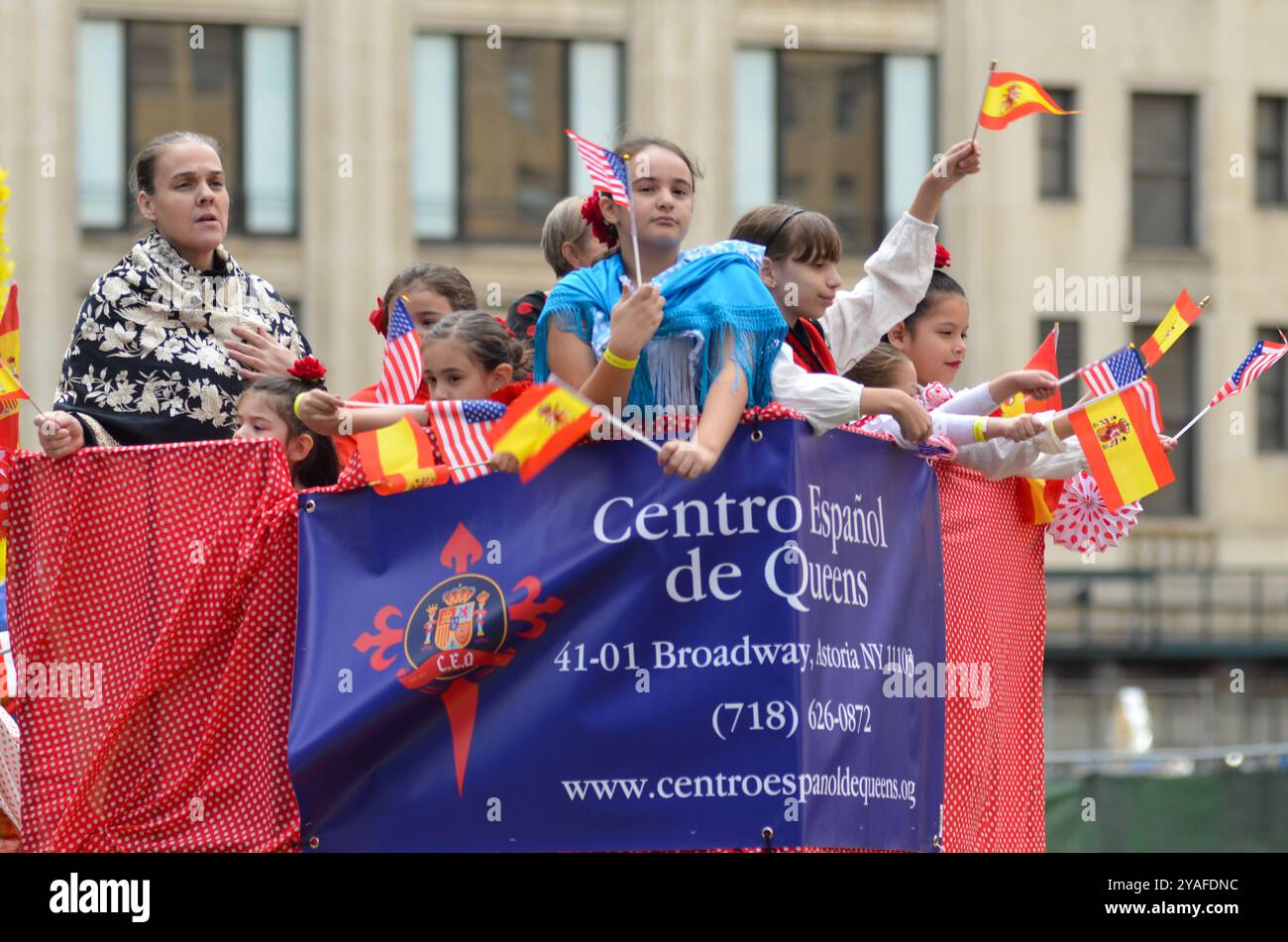 New York, New York, USA. Oktober 2024. Die Centro Espanol de Queens nehmen an der Hispanic Day Parade entlang der Sixth Avenue in New York City Teil. (Kreditbild: © Ryan Rahman/Pacific Press via ZUMA Press Wire) NUR REDAKTIONELLE VERWENDUNG! Nicht für kommerzielle ZWECKE! Quelle: ZUMA Press, Inc./Alamy Live News Stockfoto