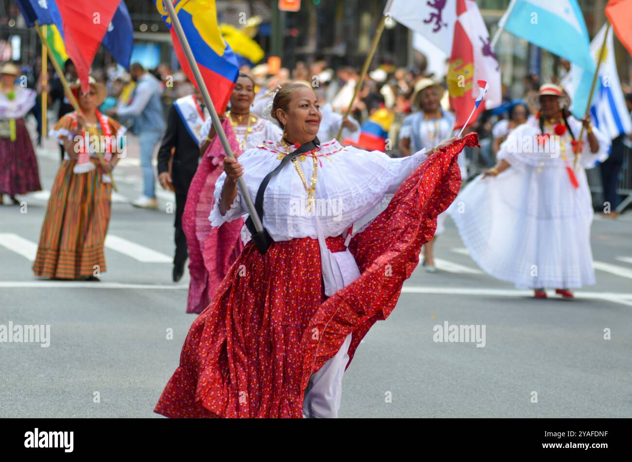 New York, New York, USA. Oktober 2024. Eine Partie tanzt bei der Hispanic Day Parade entlang der Sixth Avenue in New York City. (Kreditbild: © Ryan Rahman/Pacific Press via ZUMA Press Wire) NUR REDAKTIONELLE VERWENDUNG! Nicht für kommerzielle ZWECKE! Quelle: ZUMA Press, Inc./Alamy Live News Stockfoto