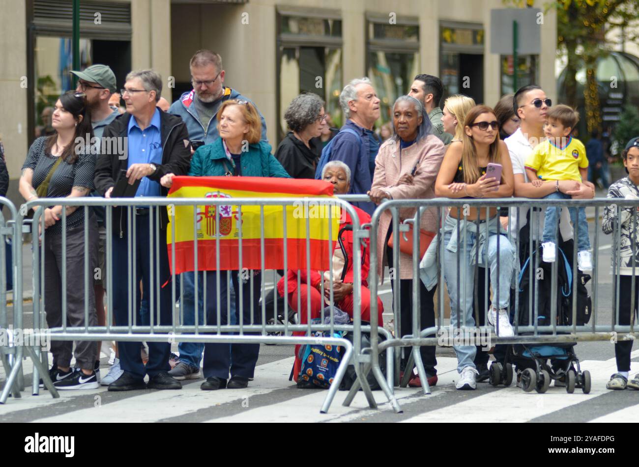 New York, New York, USA. Oktober 2024. Ein Zuschauer hält eine spanische Flagge bei der Hispanic Day Parade entlang der Sixth Avenue in New York City. (Kreditbild: © Ryan Rahman/Pacific Press via ZUMA Press Wire) NUR REDAKTIONELLE VERWENDUNG! Nicht für kommerzielle ZWECKE! Quelle: ZUMA Press, Inc./Alamy Live News Stockfoto