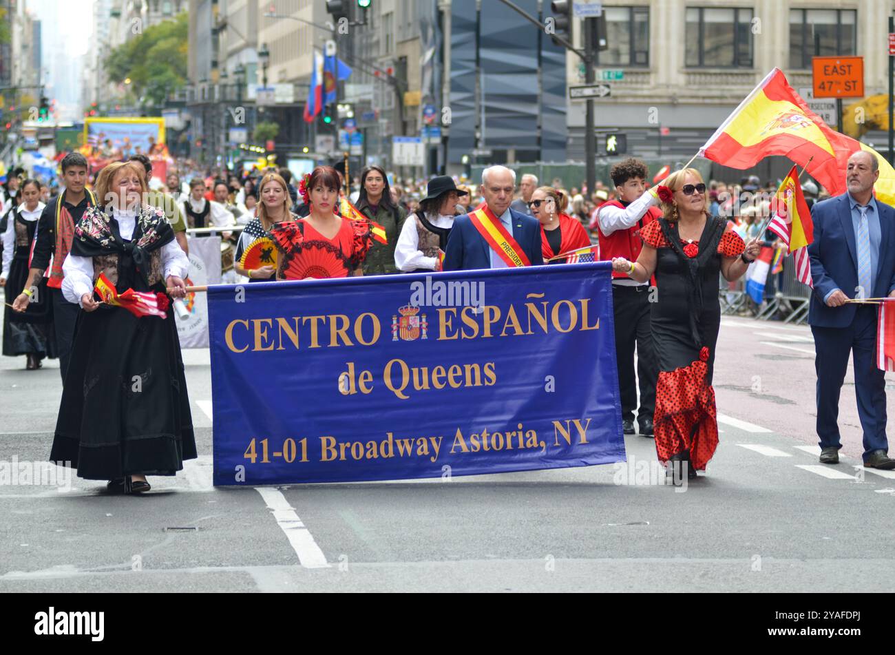 New York, New York, USA. Oktober 2024. Die Centro Espanol de Queens nehmen an der Hispanic Day Parade entlang der Sixth Avenue in New York City Teil. (Kreditbild: © Ryan Rahman/Pacific Press via ZUMA Press Wire) NUR REDAKTIONELLE VERWENDUNG! Nicht für kommerzielle ZWECKE! Quelle: ZUMA Press, Inc./Alamy Live News Stockfoto