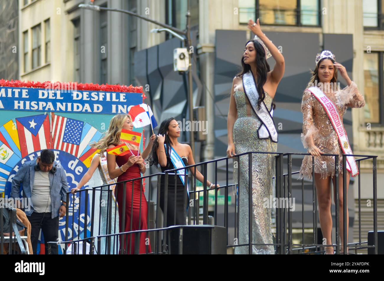 New York, New York, USA. Oktober 2024. Die Hispanic Communities feiern die Hispanic Day Parade entlang der Sixth Avenue in New York City. (Kreditbild: © Ryan Rahman/Pacific Press via ZUMA Press Wire) NUR REDAKTIONELLE VERWENDUNG! Nicht für kommerzielle ZWECKE! Quelle: ZUMA Press, Inc./Alamy Live News Stockfoto
