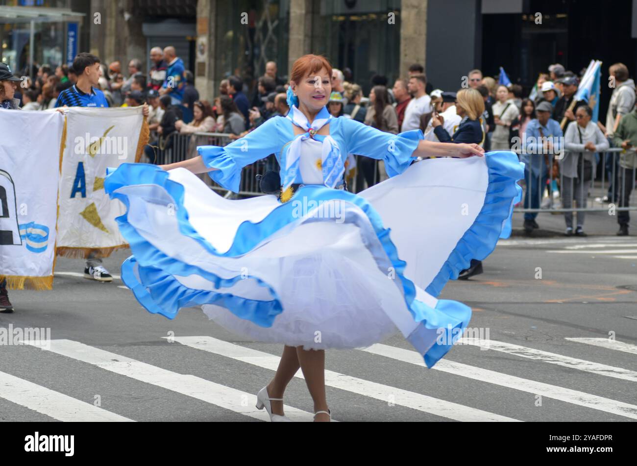 New York, New York, USA. Oktober 2024. Eine Partei tanzt sich durch die Hispanic Day Parade entlang der Sixth Avenue in New York City. (Kreditbild: © Ryan Rahman/Pacific Press via ZUMA Press Wire) NUR REDAKTIONELLE VERWENDUNG! Nicht für kommerzielle ZWECKE! Quelle: ZUMA Press, Inc./Alamy Live News Stockfoto