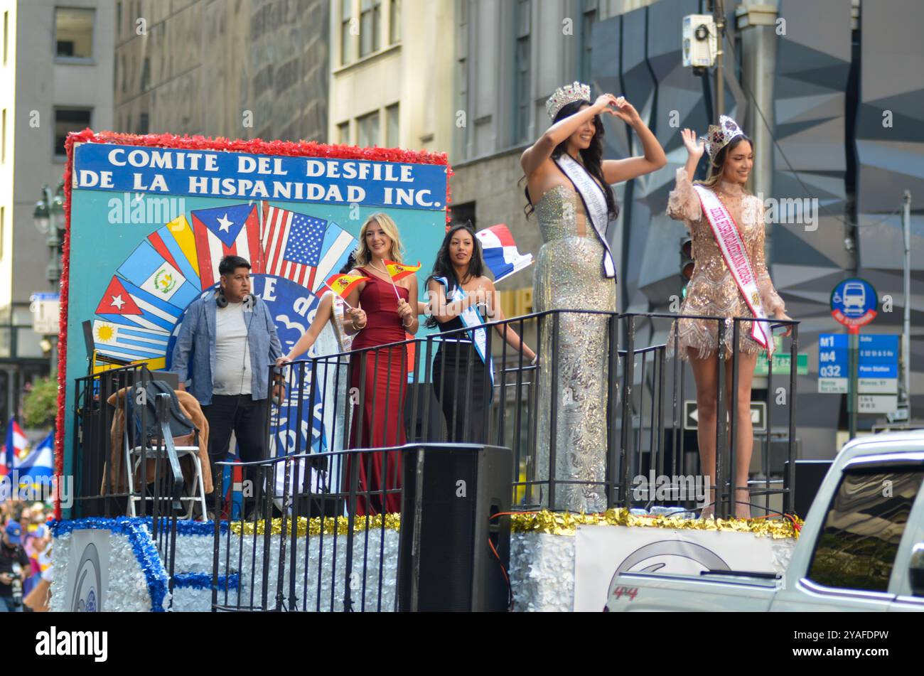 New York, New York, USA. Oktober 2024. Die Hispanic Communities feiern die Hispanic Day Parade entlang der Sixth Avenue in New York City. (Kreditbild: © Ryan Rahman/Pacific Press via ZUMA Press Wire) NUR REDAKTIONELLE VERWENDUNG! Nicht für kommerzielle ZWECKE! Quelle: ZUMA Press, Inc./Alamy Live News Stockfoto