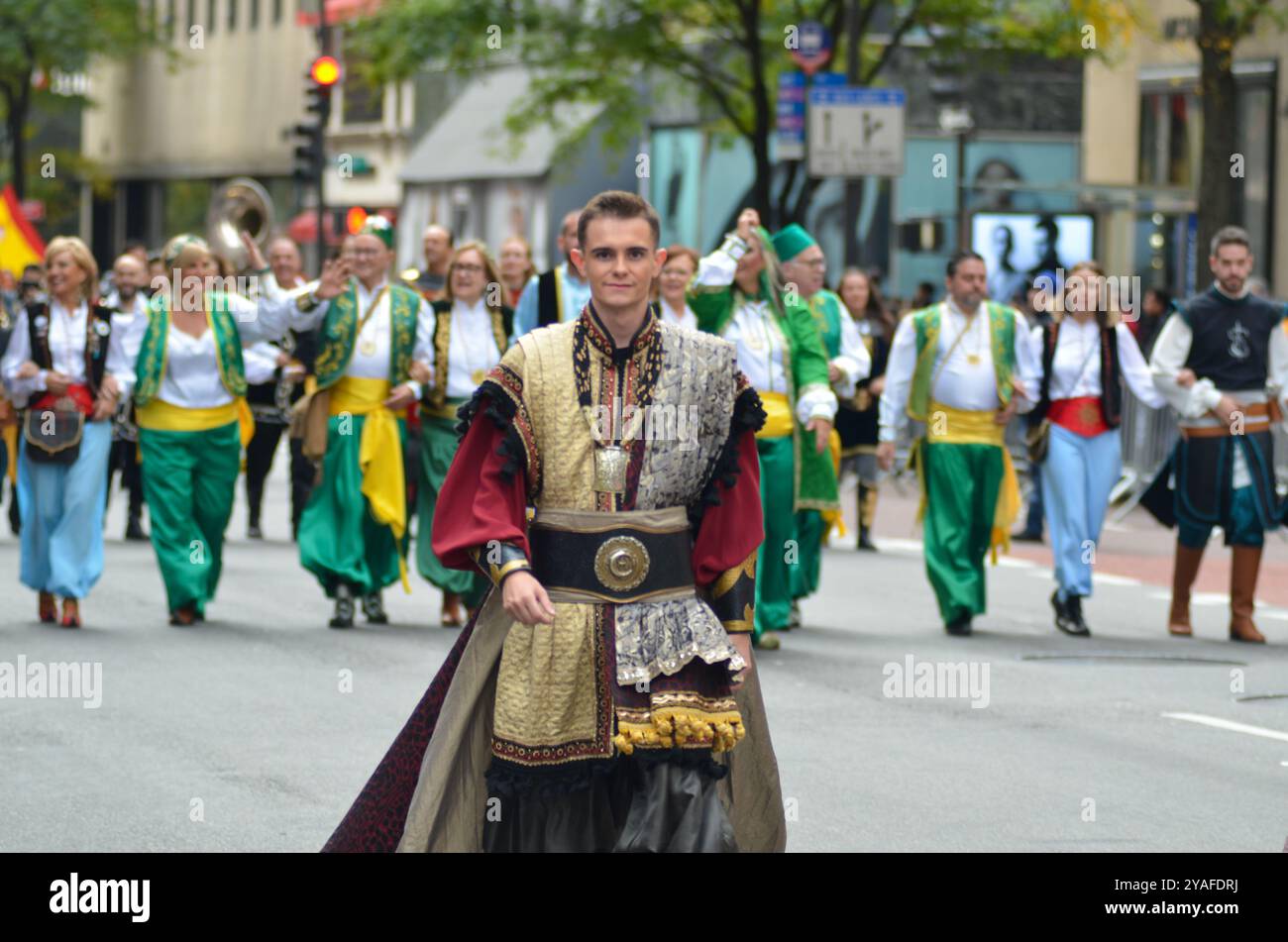 New York, New York, USA. Oktober 2024. Ein Marscher posiert für ein Foto in traditionellem spanischem Outfit bei der Hispanic Day Parade entlang der Sixth Avenue in New York City. (Kreditbild: © Ryan Rahman/Pacific Press via ZUMA Press Wire) NUR REDAKTIONELLE VERWENDUNG! Nicht für kommerzielle ZWECKE! Quelle: ZUMA Press, Inc./Alamy Live News Stockfoto