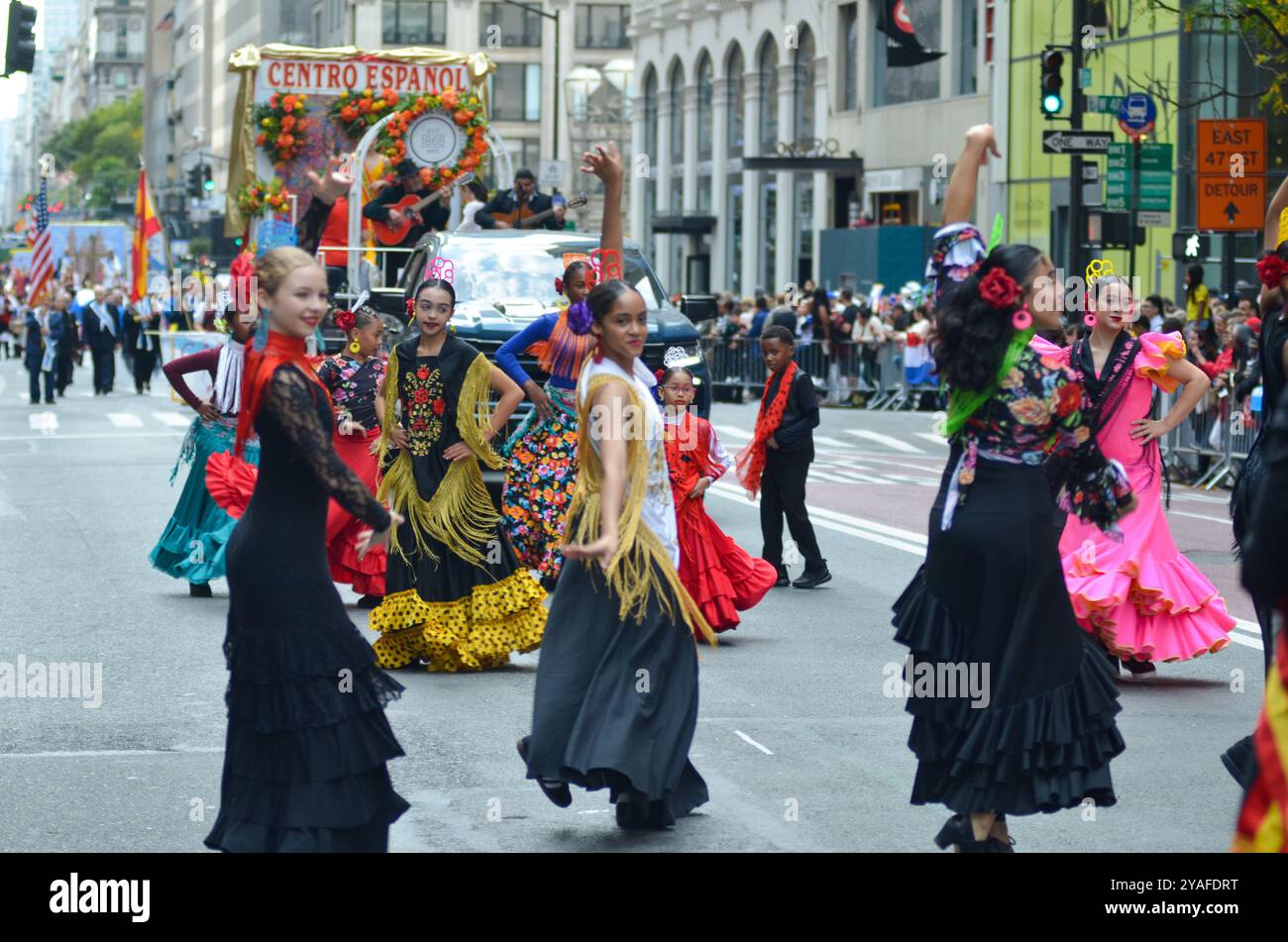 New York, New York, USA. Oktober 2024. Während der jährlichen Hispanic Day Parade marschieren junge Tänzer durch die Sixth Avenue in New York City. (Kreditbild: © Ryan Rahman/Pacific Press via ZUMA Press Wire) NUR REDAKTIONELLE VERWENDUNG! Nicht für kommerzielle ZWECKE! Quelle: ZUMA Press, Inc./Alamy Live News Stockfoto