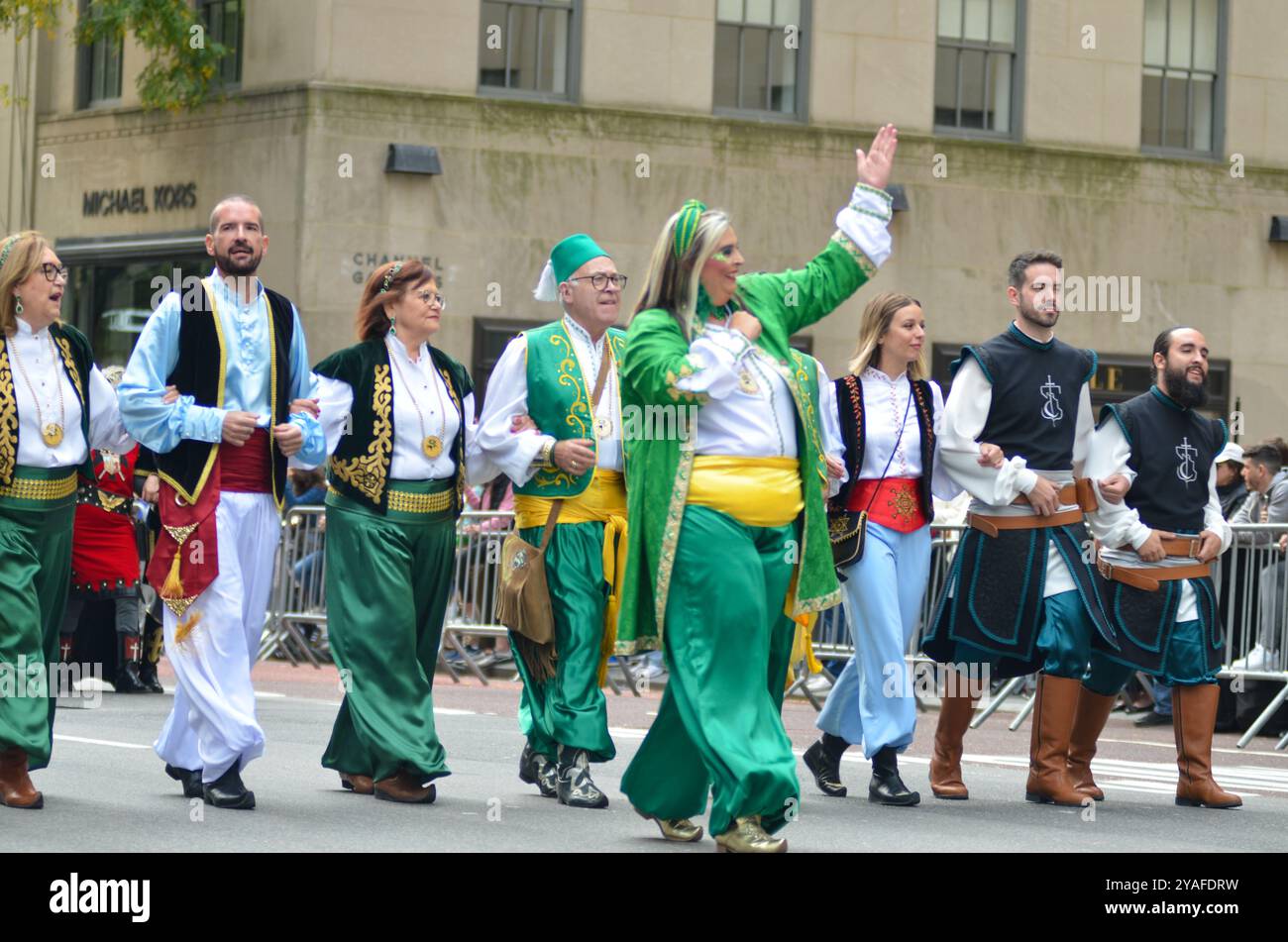 New York, New York, USA. Oktober 2024. Die Hispanic Communities feiern die Hispanic Day Parade entlang der Sixth Avenue in New York City. (Kreditbild: © Ryan Rahman/Pacific Press via ZUMA Press Wire) NUR REDAKTIONELLE VERWENDUNG! Nicht für kommerzielle ZWECKE! Quelle: ZUMA Press, Inc./Alamy Live News Stockfoto