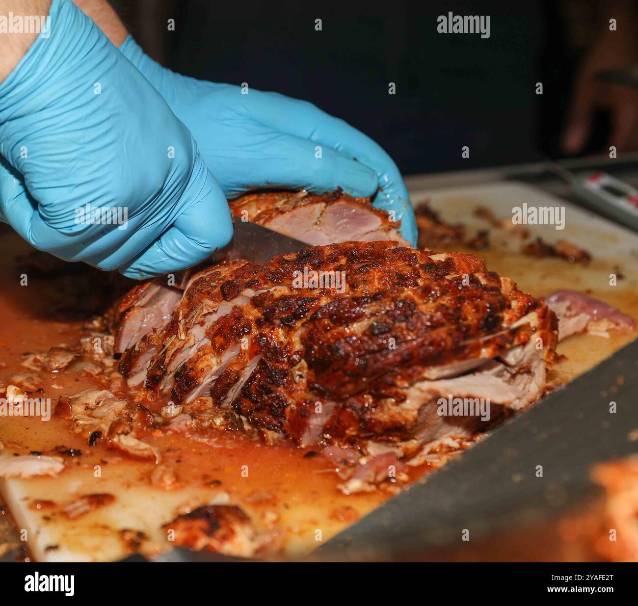 Kulinarischer Spezialist 1st Class Timothy Stallcup aus Yuba City, Kalifornien, der der Generalabteilung des Versorgungsministeriums zugeteilt wurde, schneidet Schinken, bevor er am 10. Oktober 2024 das Abendessen an Bord des Flugzeugträgers USS George Washington (CVN 73) der Nimitz-Klasse serviert, während er im Pazifischen Ozean unterwegs war. Als integraler Bestandteil der U.S. Pacific Fleet betreibt die U.S. 3rd Fleet Marinestreitkräfte im Indo-Pazifik und bietet zudem realistische und relevante Schulungen an, die notwendig sind, um die zeitlosen Aufgaben unserer Navy in der Seestreitkontrolle und der Kraftprojektion einwandfrei auszuführen. Die 3. US-Flotte arbeitet eng mit anderen nummerierten Fahrzeugen zusammen Stockfoto