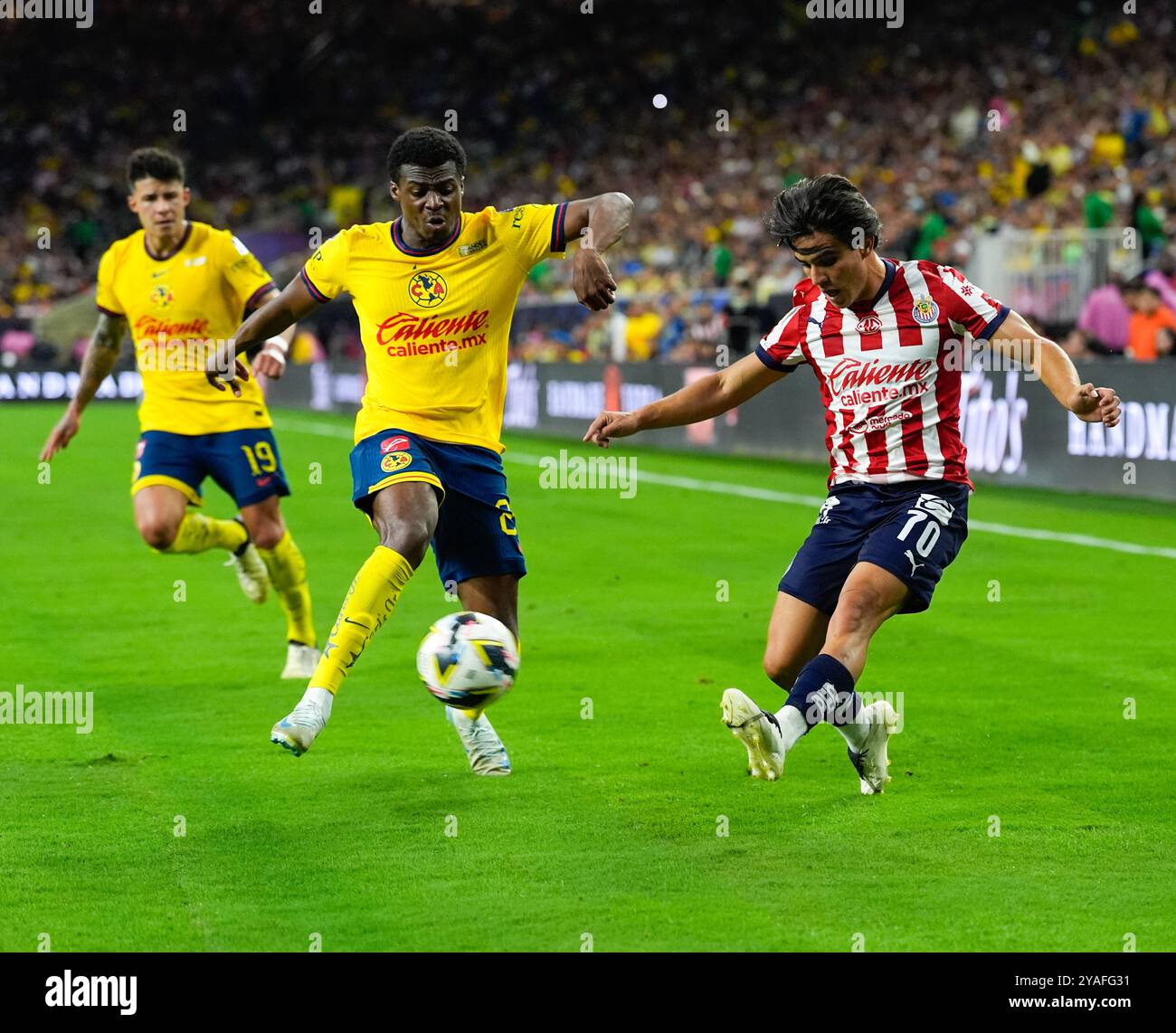 Houston, Texas, USA. Oktober 2024. Chivas de Guadalajara Mittelfeldspieler Bruce El-Mesmari (70) übergibt den Ball während eines Freundschaftsspiels zwischen Chivas de Guadalajara und Club America am 13. Oktober 2024 in Houston, Texas. Club América gewann mit 2:0, vor 54.117 Zuschauern, die größte Zuschauermenge, die je ein Spiel zwischen zwei mexikanischen Clubs im Bundesstaat Texas gesehen hat. (Kreditbild: © Scott Coleman/ZUMA Press Wire) NUR REDAKTIONELLE VERWENDUNG! Nicht für kommerzielle ZWECKE! Stockfoto